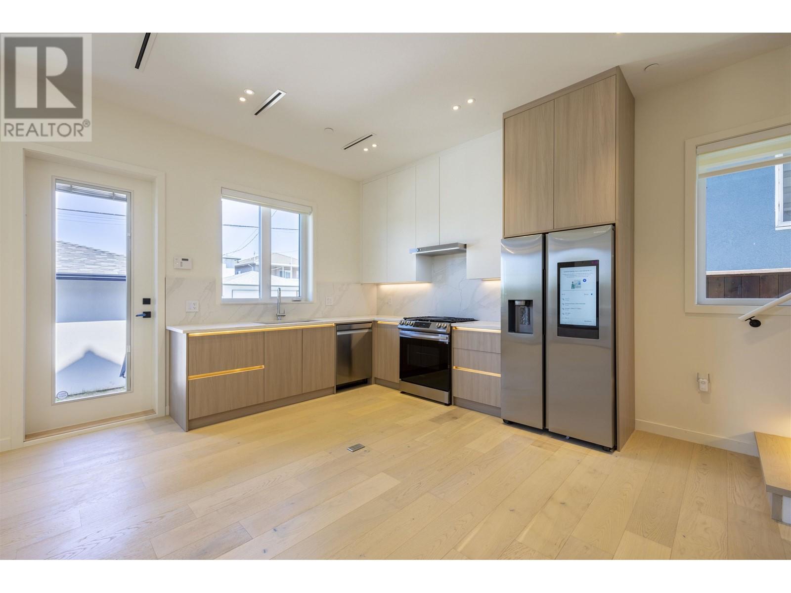 Listing Picture 16 of 34 : 3225 E 29TH AVENUE, Vancouver / 溫哥華 - 魯藝地產 Yvonne Lu Group - MLS Medallion Club Member