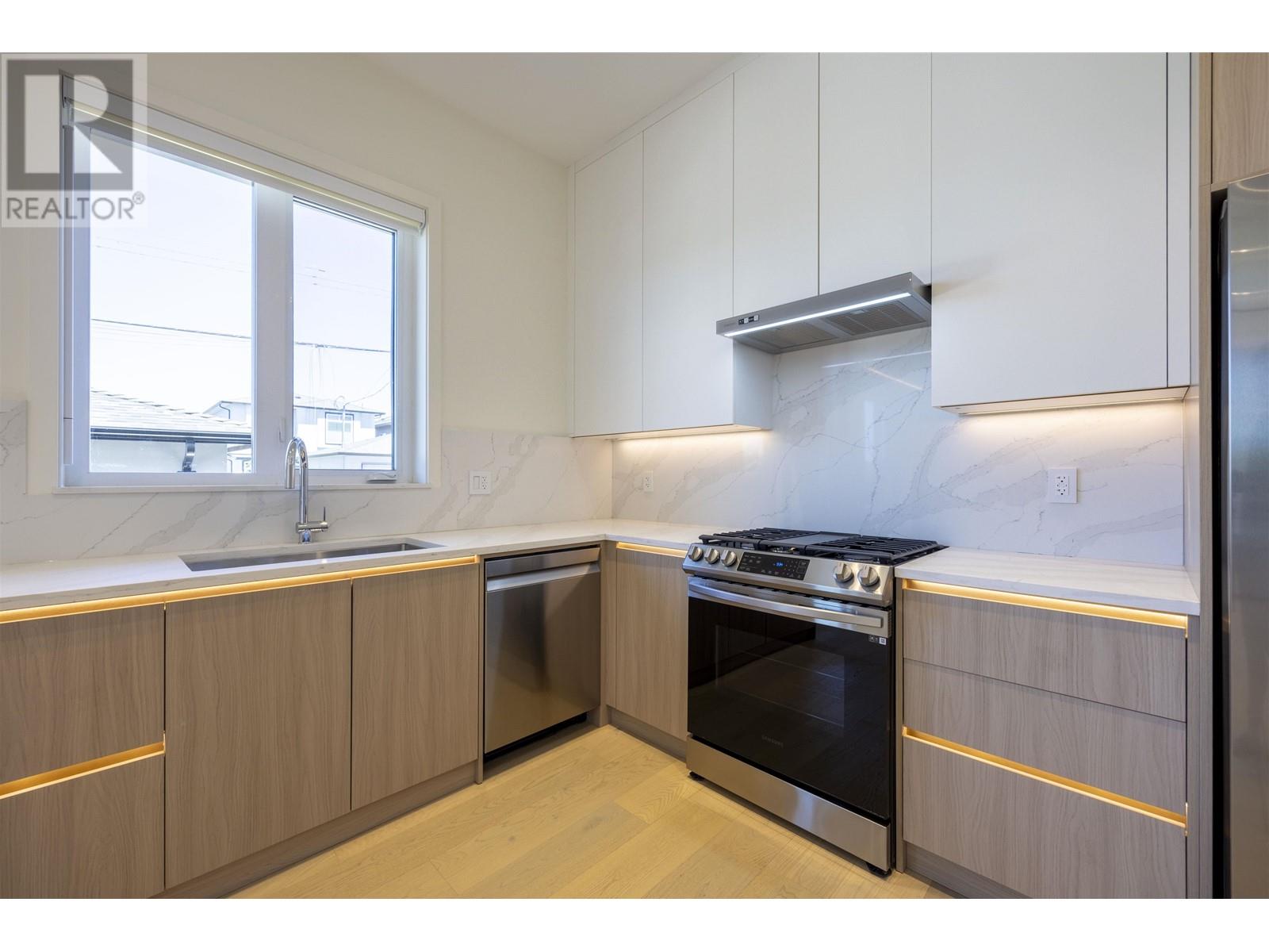 Listing Picture 18 of 34 : 3225 E 29TH AVENUE, Vancouver / 溫哥華 - 魯藝地產 Yvonne Lu Group - MLS Medallion Club Member