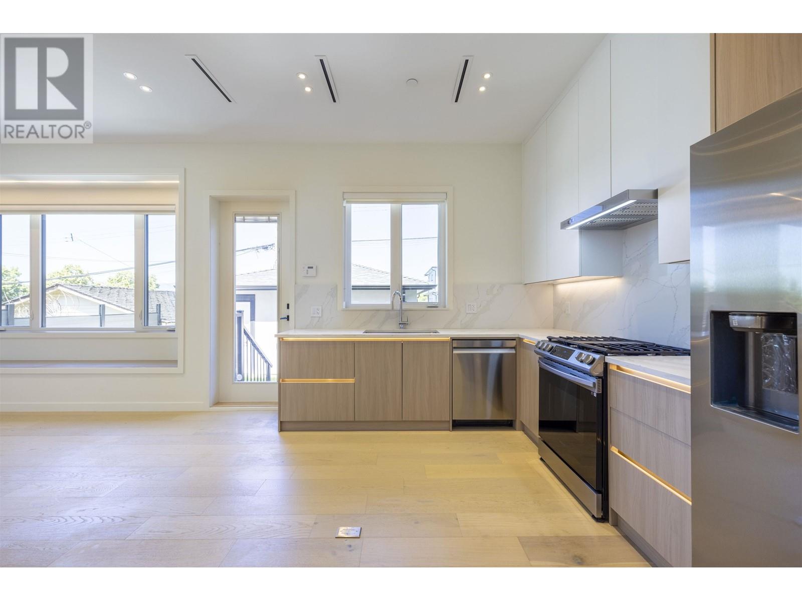 Listing Picture 17 of 34 : 3225 E 29TH AVENUE, Vancouver / 溫哥華 - 魯藝地產 Yvonne Lu Group - MLS Medallion Club Member