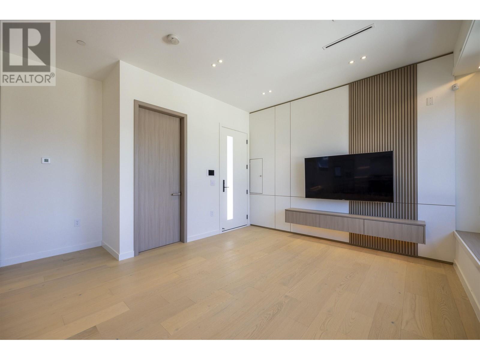 Listing Picture 19 of 34 : 3225 E 29TH AVENUE, Vancouver / 溫哥華 - 魯藝地產 Yvonne Lu Group - MLS Medallion Club Member