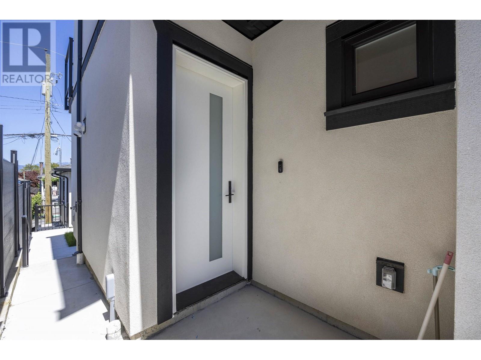 Listing Picture 3 of 34 : 3225 E 29TH AVENUE, Vancouver / 溫哥華 - 魯藝地產 Yvonne Lu Group - MLS Medallion Club Member