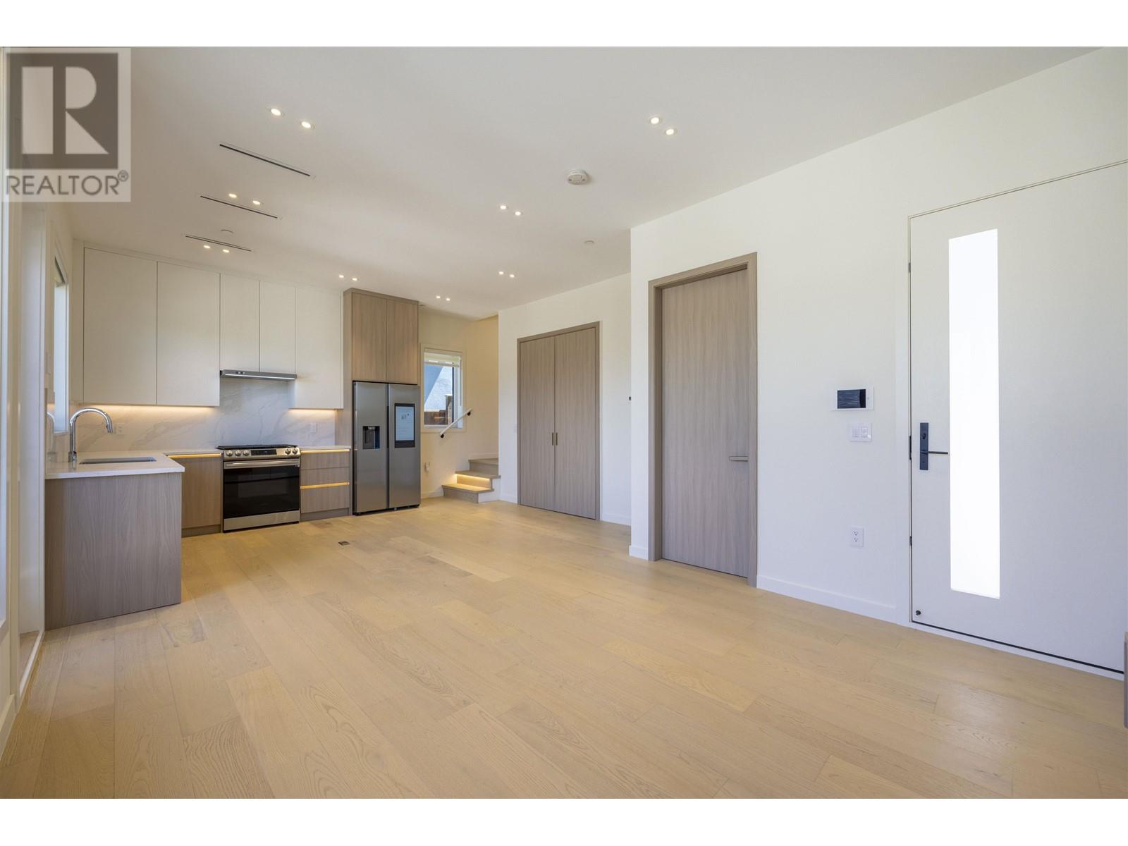 Listing Picture 10 of 34 : 3225 E 29TH AVENUE, Vancouver / 溫哥華 - 魯藝地產 Yvonne Lu Group - MLS Medallion Club Member