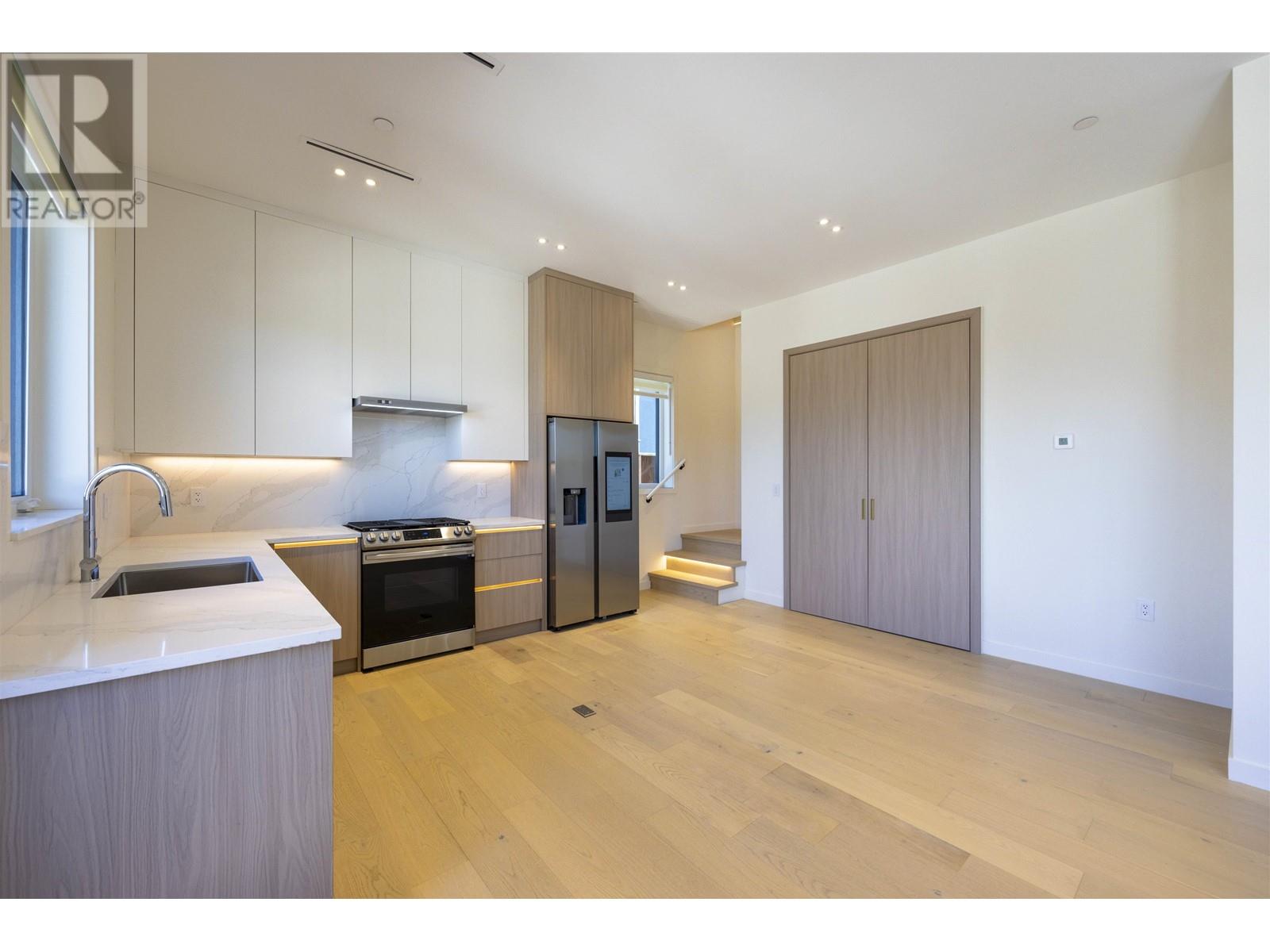 Listing Picture 12 of 34 : 3225 E 29TH AVENUE, Vancouver / 溫哥華 - 魯藝地產 Yvonne Lu Group - MLS Medallion Club Member