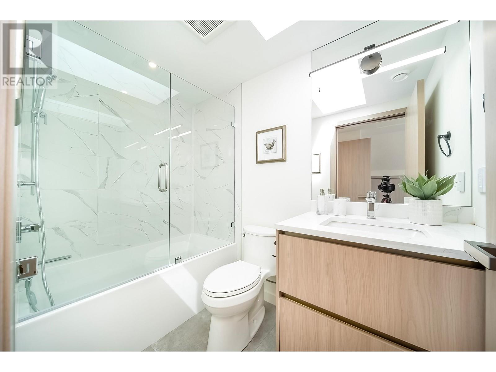 Listing Picture 17 of 30 : 3227 E 29TH AVENUE, Vancouver / 溫哥華 - 魯藝地產 Yvonne Lu Group - MLS Medallion Club Member