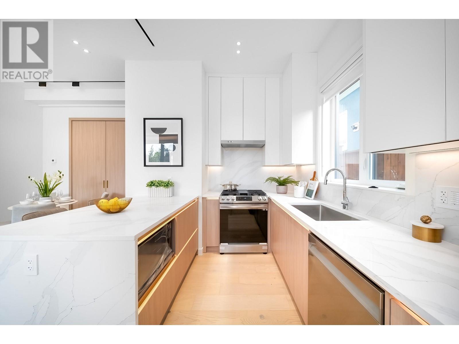 Listing Picture 13 of 30 : 3227 E 29TH AVENUE, Vancouver / 溫哥華 - 魯藝地產 Yvonne Lu Group - MLS Medallion Club Member