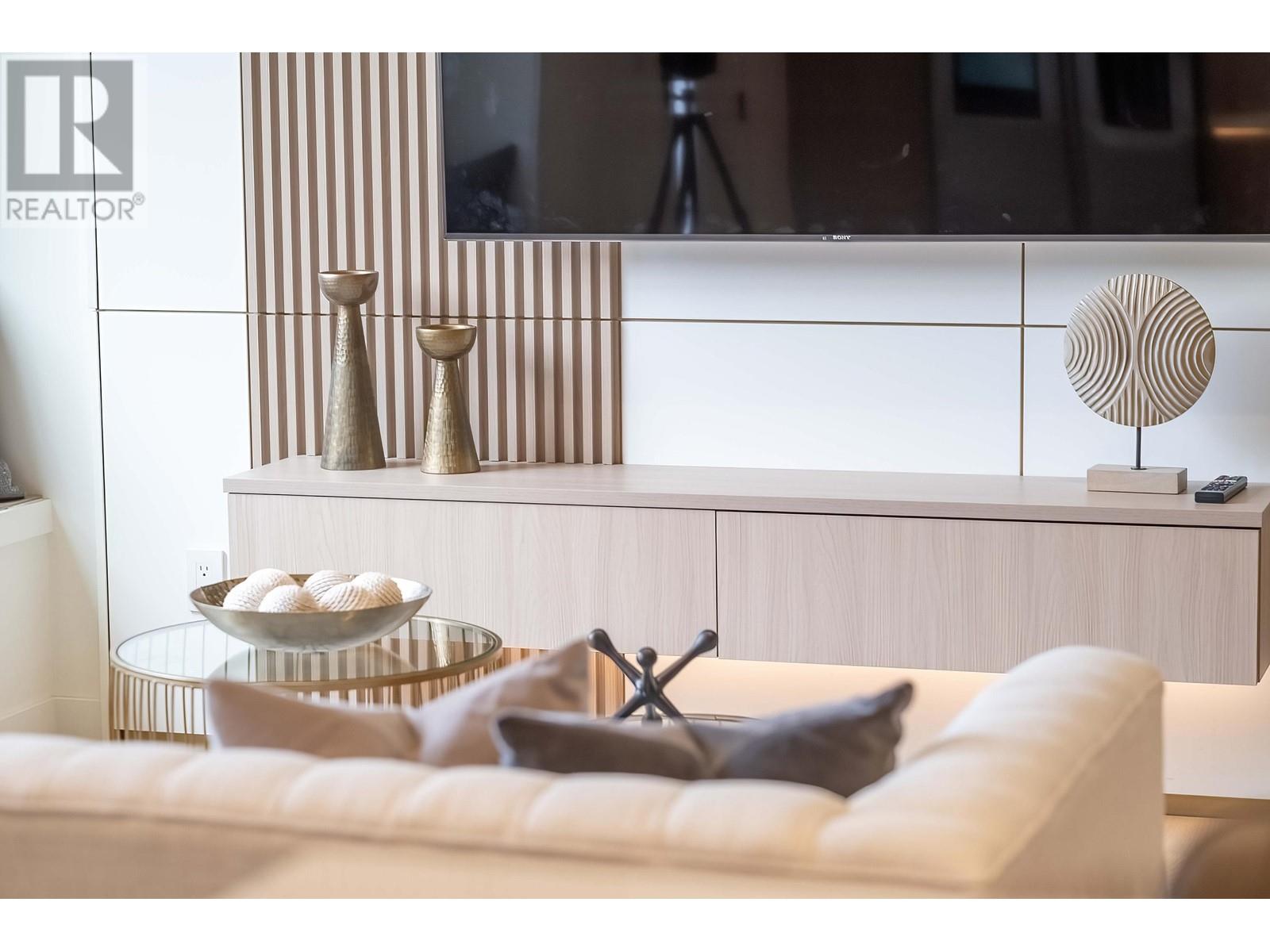 Listing Picture 6 of 30 : 3227 E 29TH AVENUE, Vancouver / 溫哥華 - 魯藝地產 Yvonne Lu Group - MLS Medallion Club Member