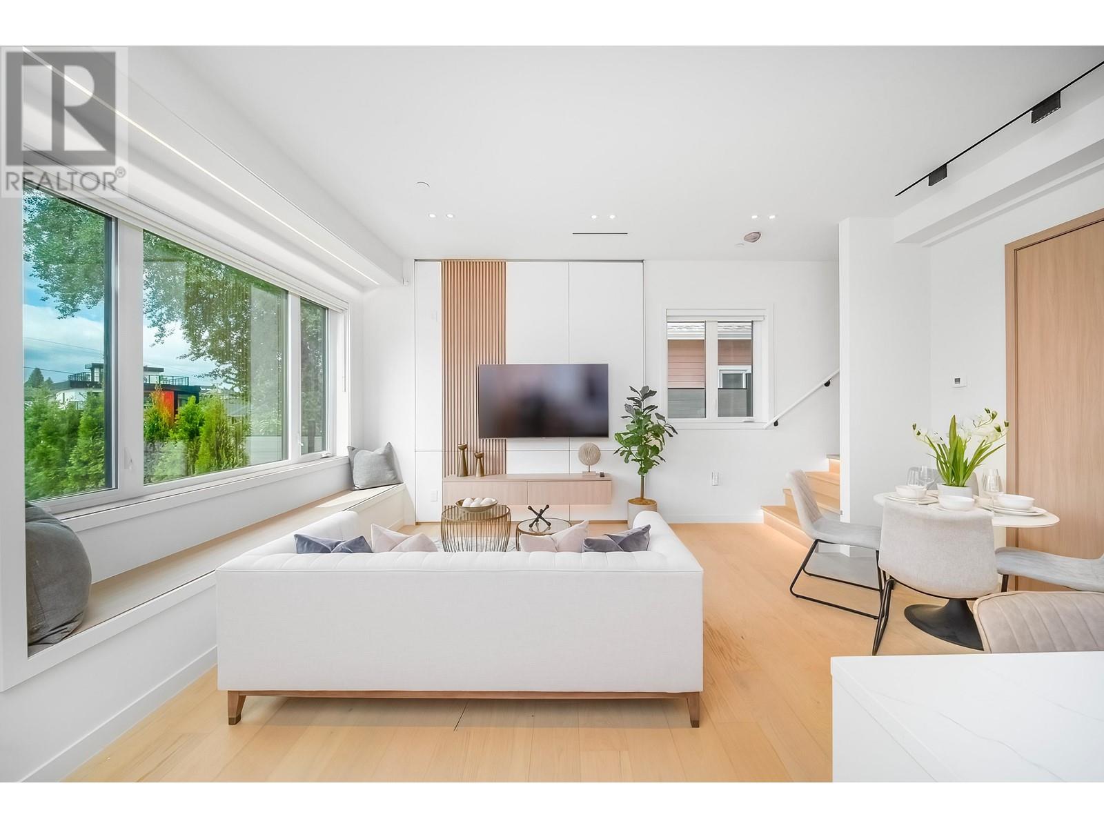 Listing Picture 4 of 30 : 3227 E 29TH AVENUE, Vancouver / 溫哥華 - 魯藝地產 Yvonne Lu Group - MLS Medallion Club Member