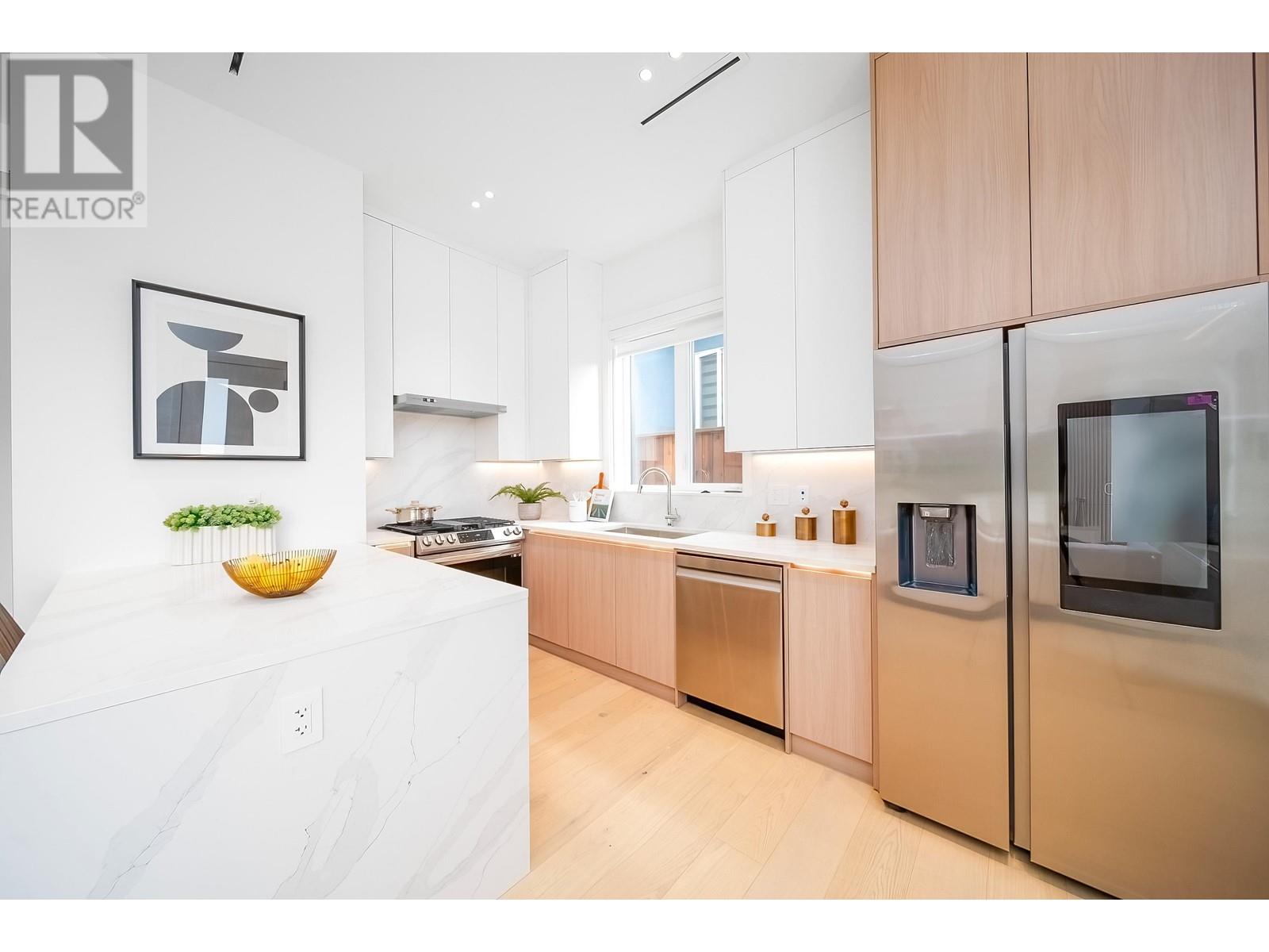 Listing Picture 12 of 30 : 3227 E 29TH AVENUE, Vancouver / 溫哥華 - 魯藝地產 Yvonne Lu Group - MLS Medallion Club Member