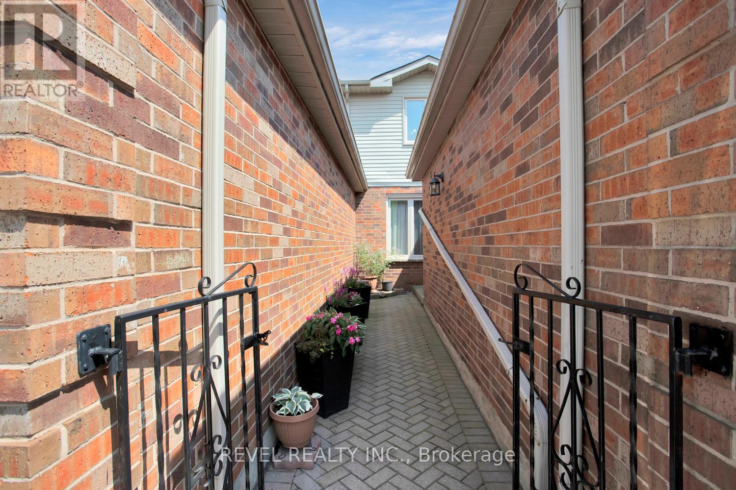 Photo 3 of 29 for 44 - 70 Sunnyside Drive