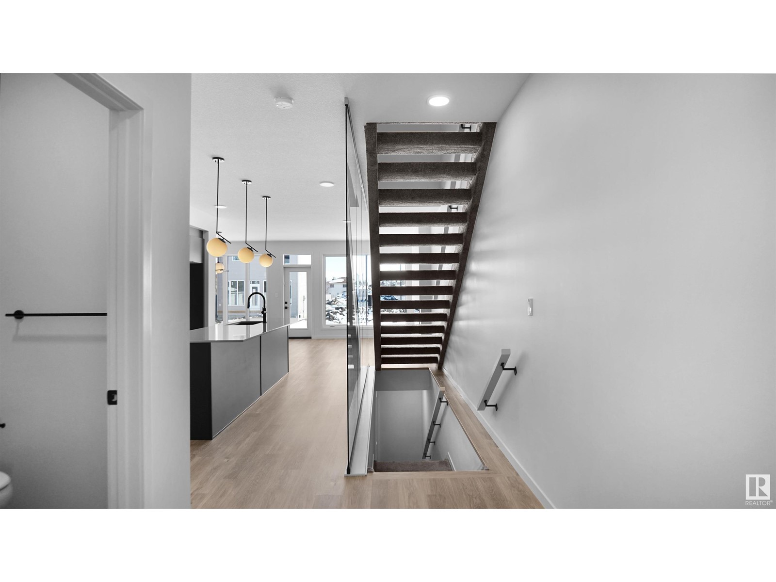 Property at 17370 98A ST NW image 3