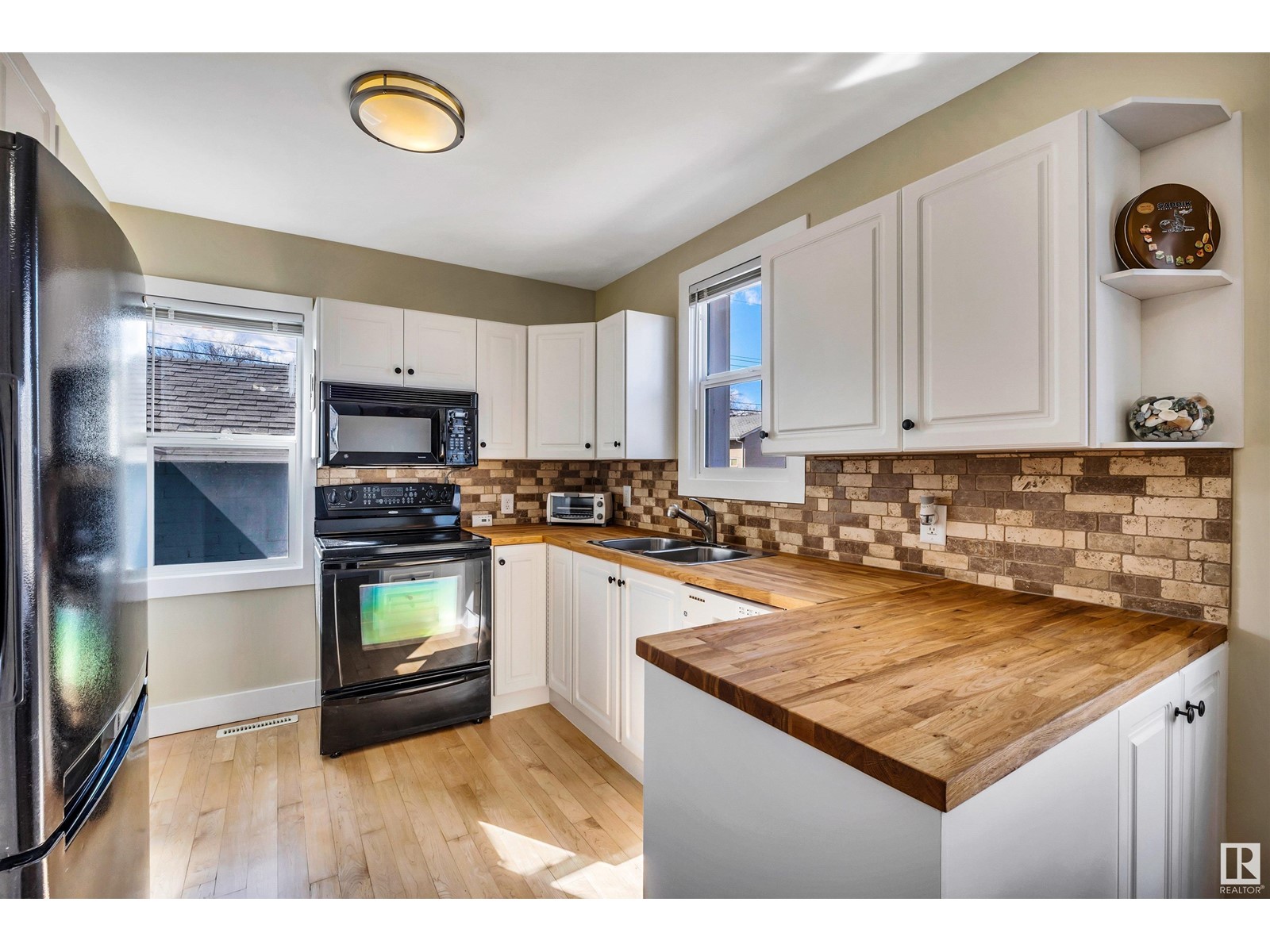 Property at 6705 112 AV NW image 5