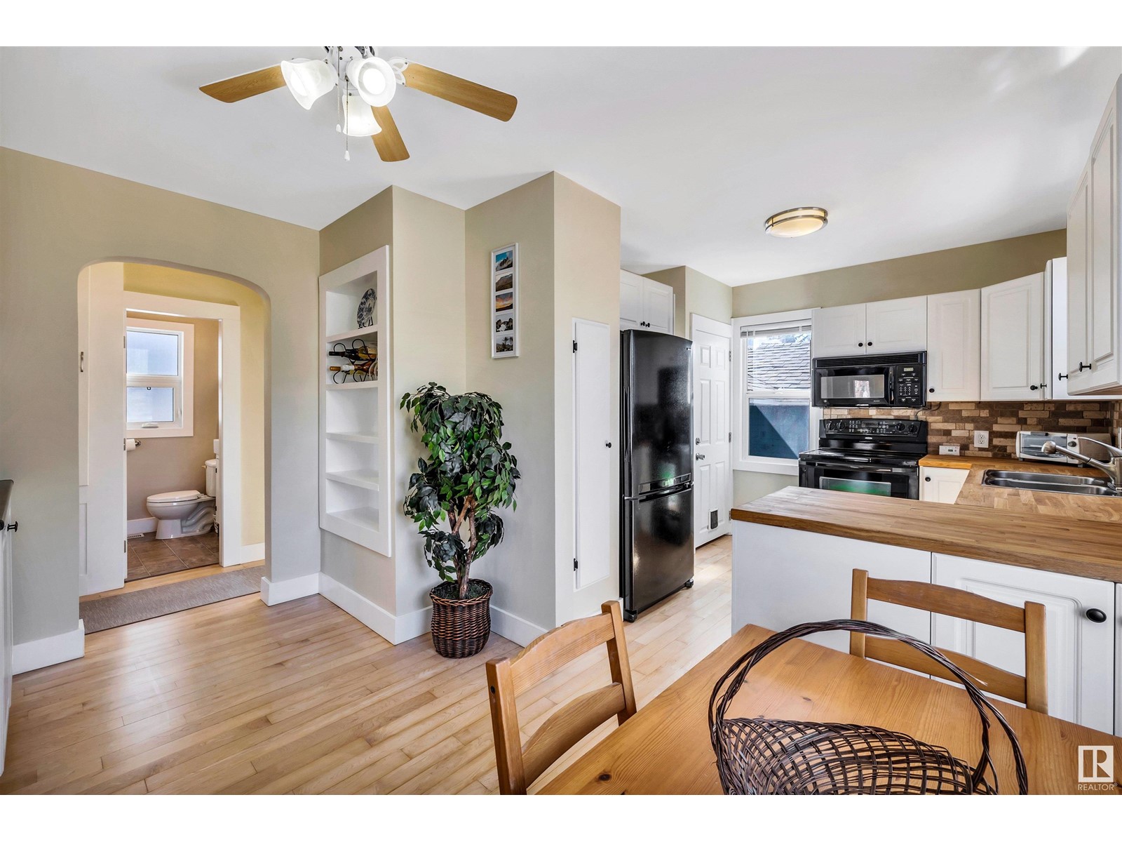 Property at 6705 112 AV NW image 4