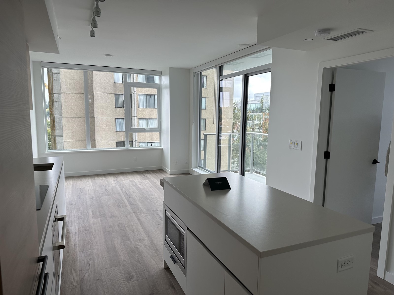 808 10448 University Drive, Surrey, British Columbia  V3T 0S7 - Photo 4 - R2898786
