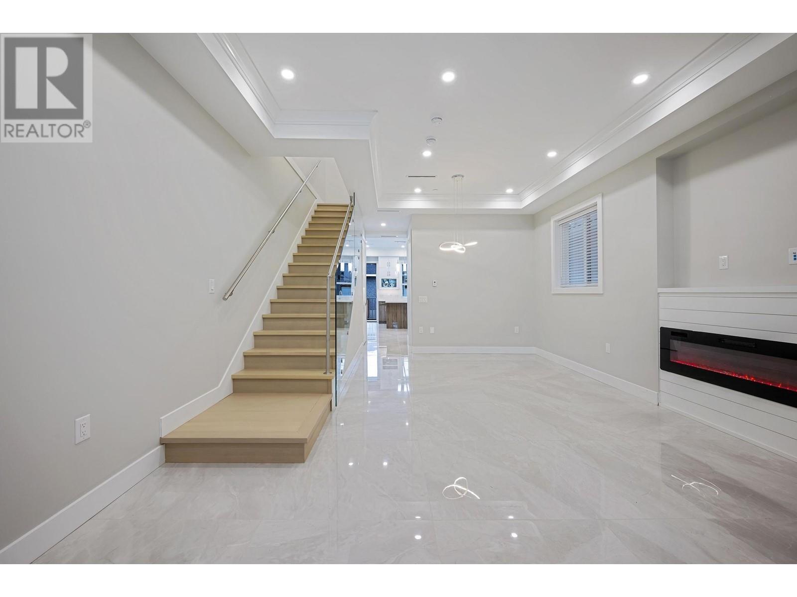 2216 E 38th Avenue, Vancouver, British Columbia  V5P 1H1 - Photo 2 - R2968894