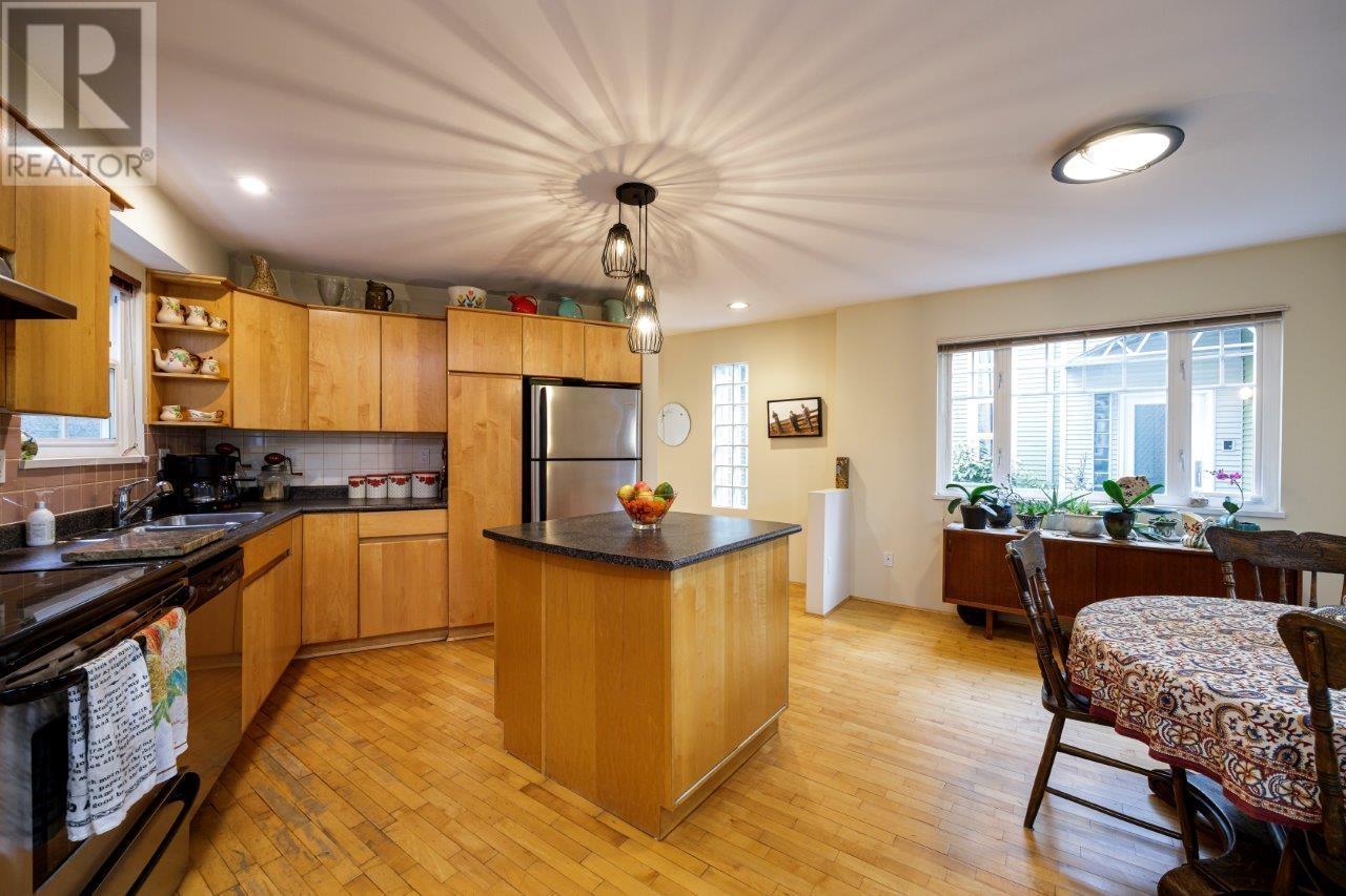 26 N Stratford Avenue, Burnaby, British Columbia  V5B 1K9 - Photo 8 - R2978820