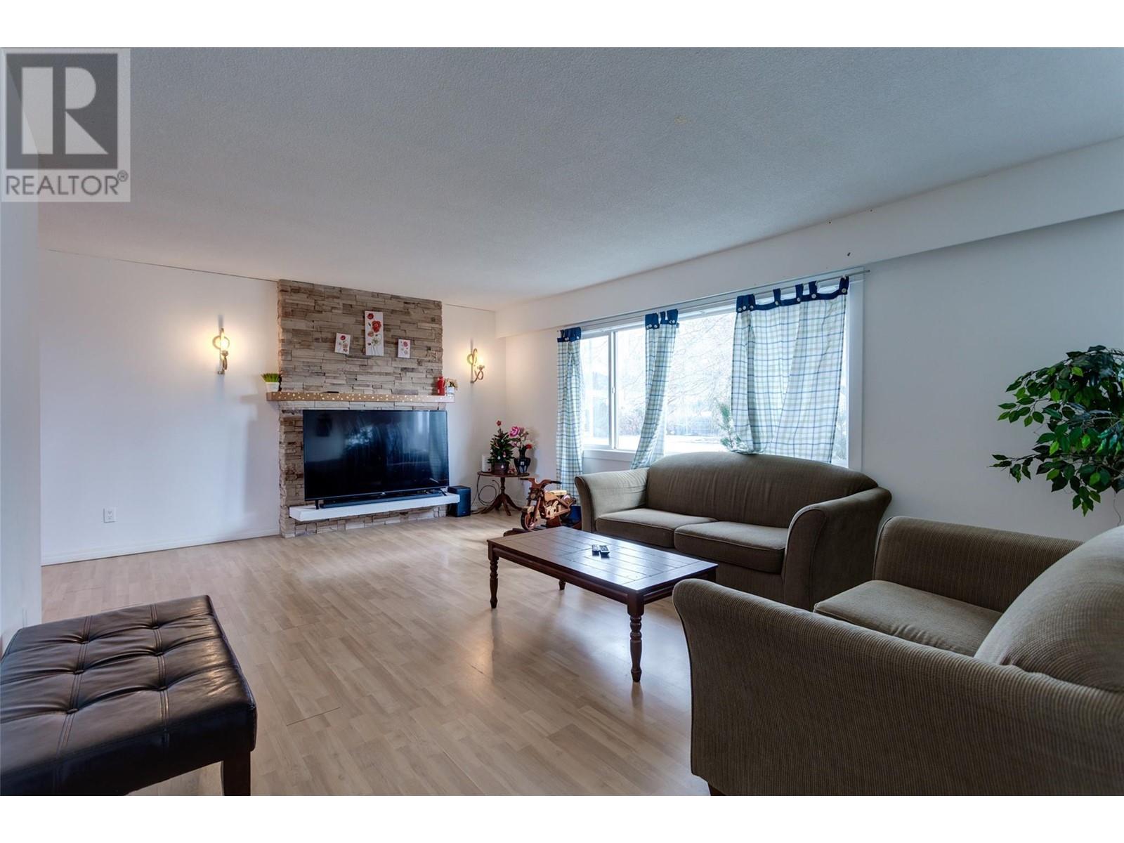 Property at 570 Hollydell Road image 3