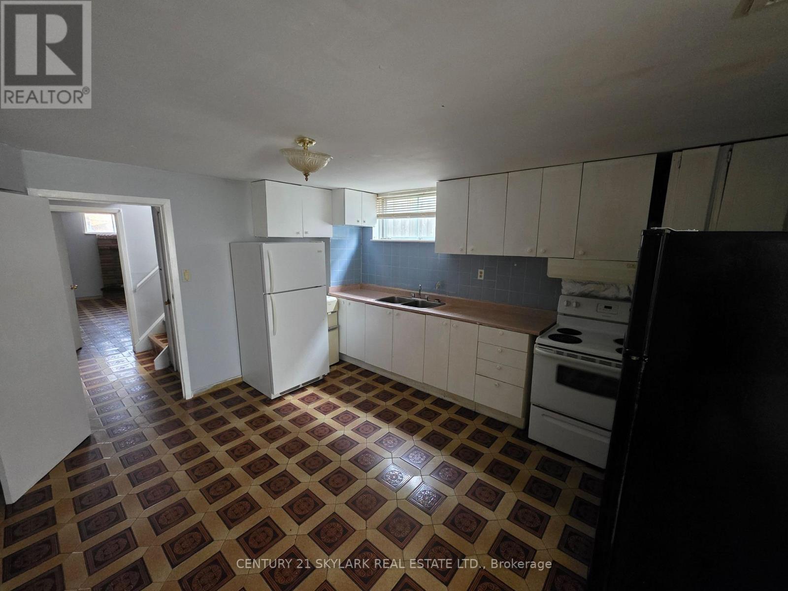 61 Primula Crescent, Toronto, Ontario  M9L 1J9 - Photo 8 - W11988253