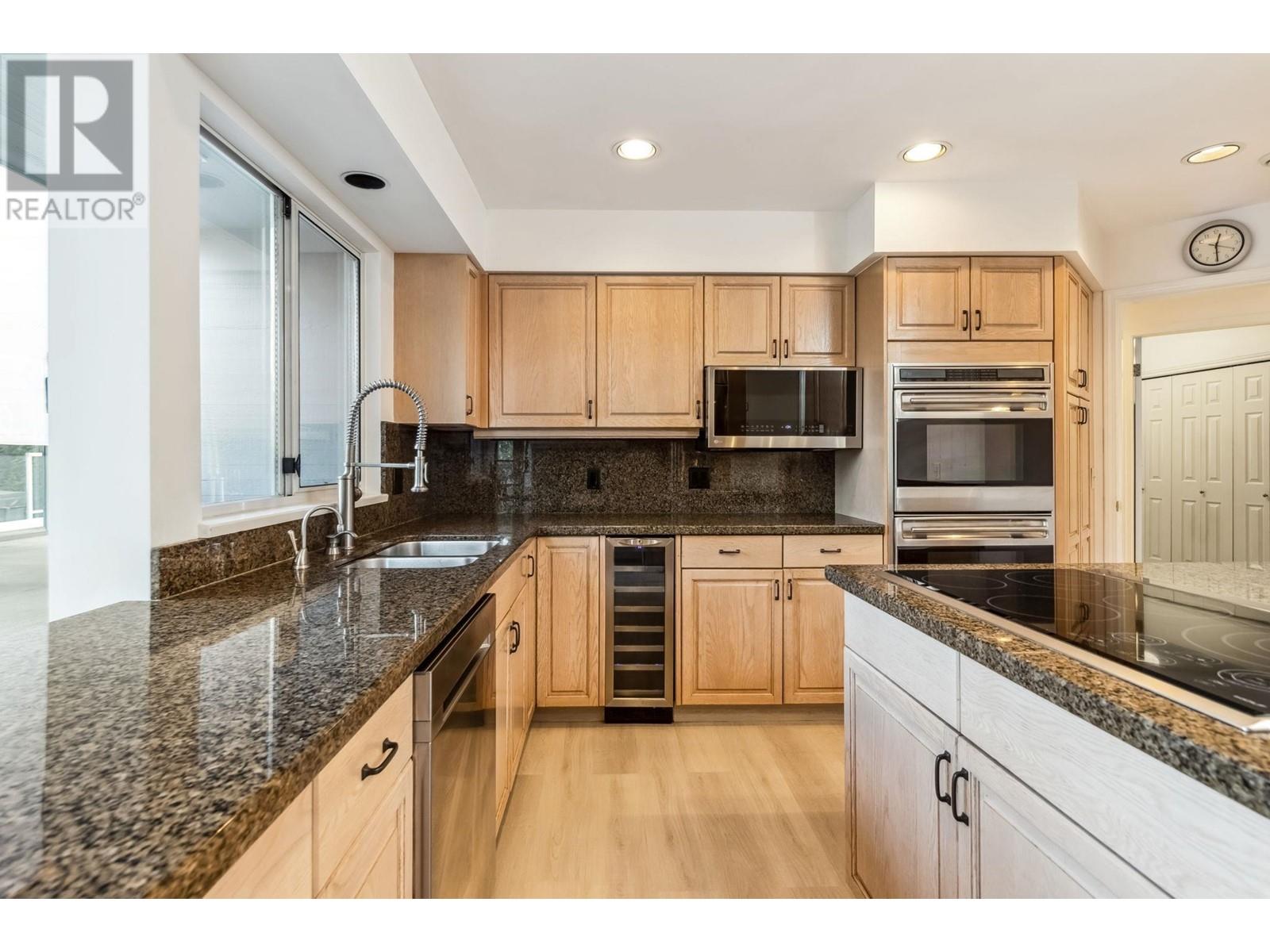 Listing Picture 16 of 35 : 1195 W 59 AVENUE, Vancouver / 溫哥華 - 魯藝地產 Yvonne Lu Group - MLS Medallion Club Member