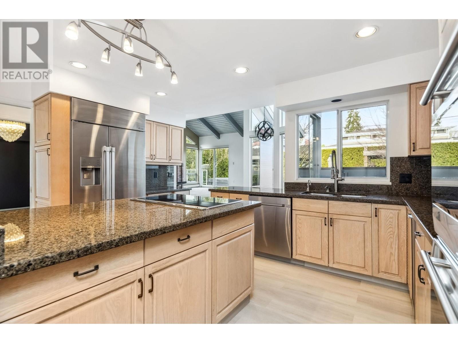 Listing Picture 17 of 35 : 1195 W 59 AVENUE, Vancouver / 溫哥華 - 魯藝地產 Yvonne Lu Group - MLS Medallion Club Member