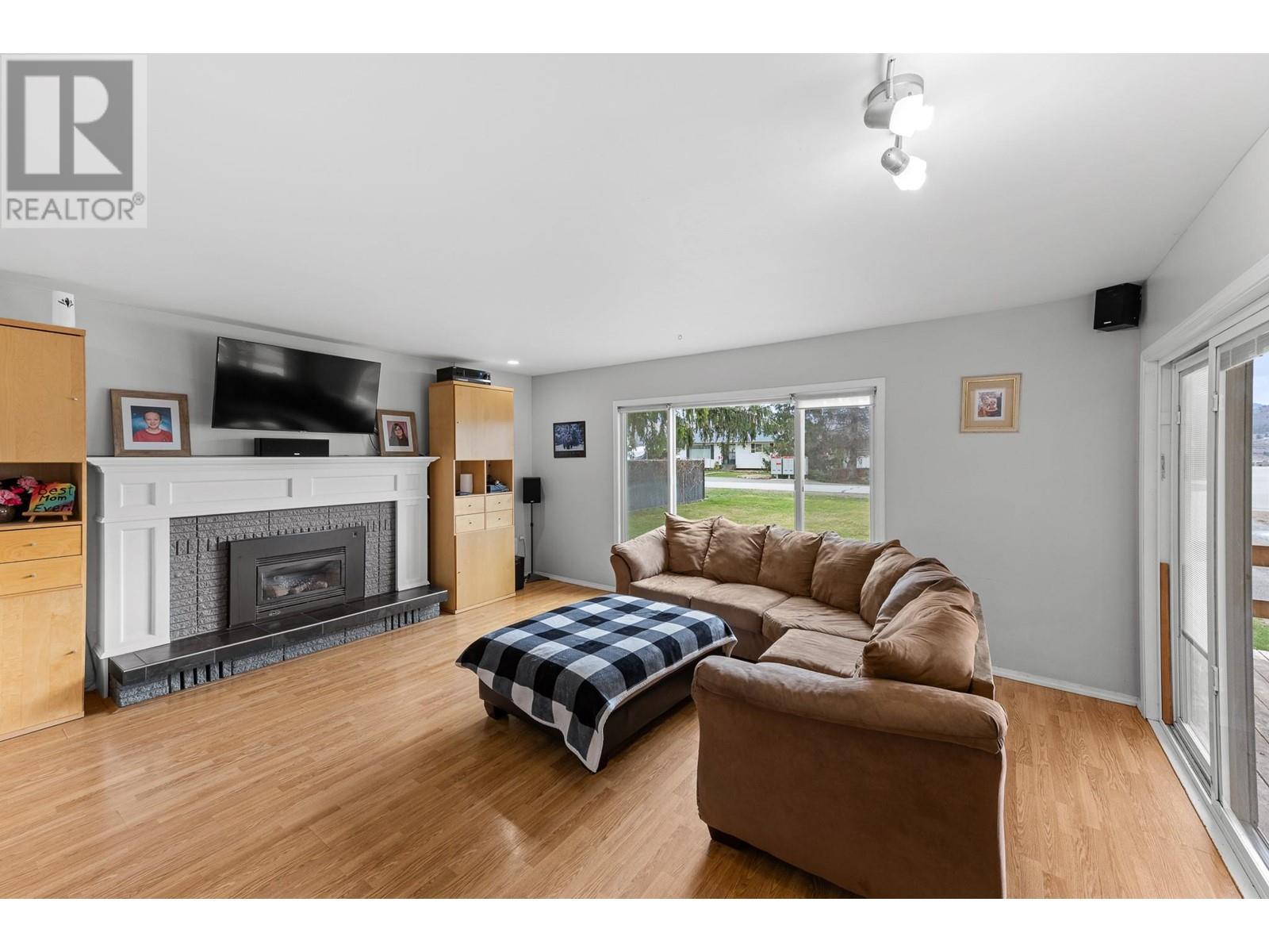 Property at 994 ROCKCLIFFE Road image 2