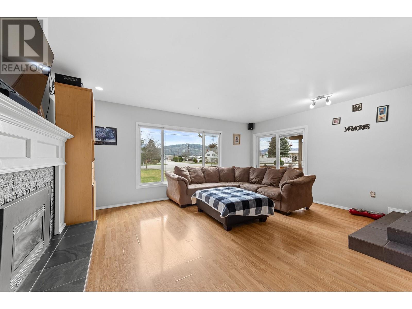Property at 994 ROCKCLIFFE Road image 4