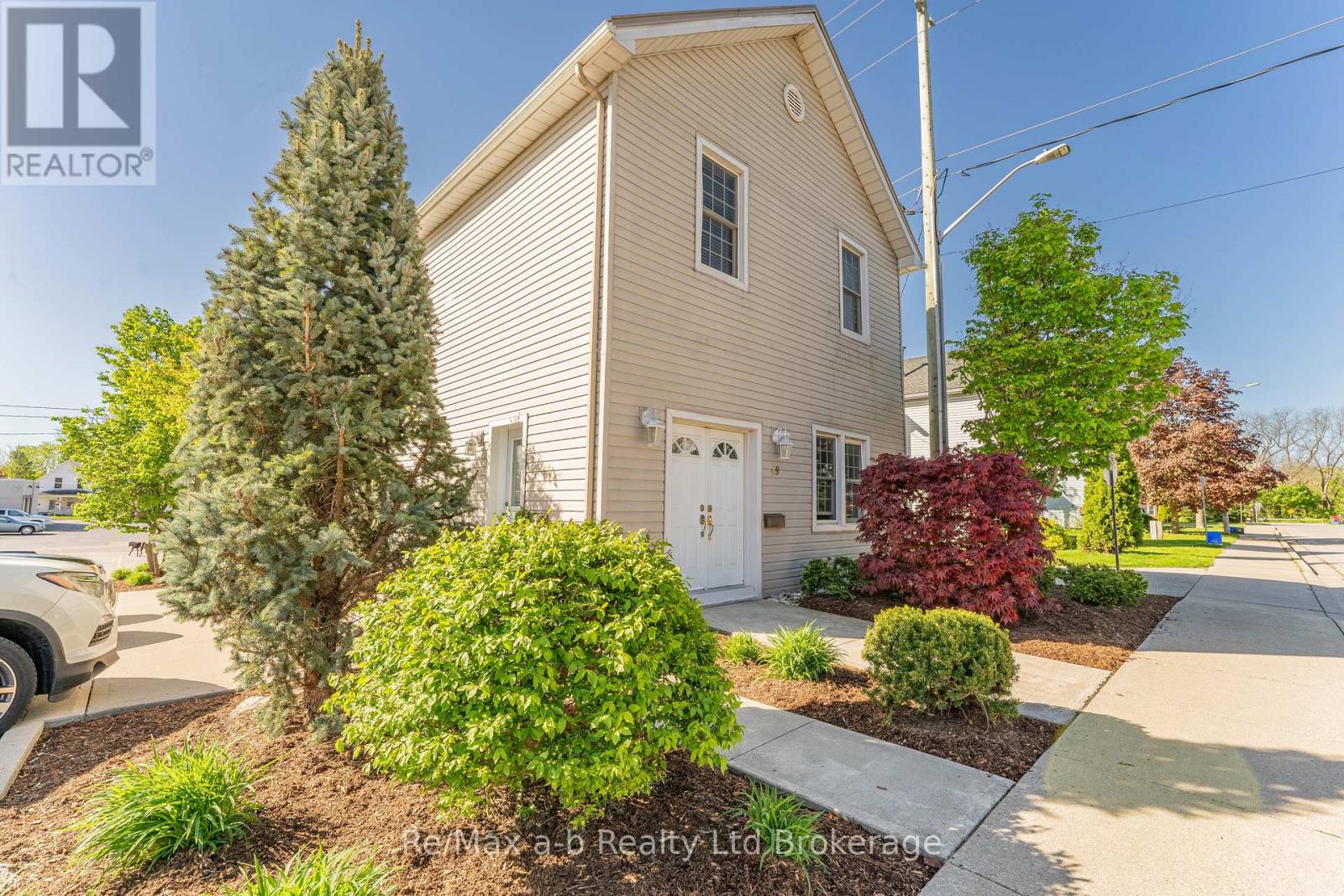 49 Brock Street W, Tillsonburg, Ontario  N4G 2A4 - Photo 1 - X12049941