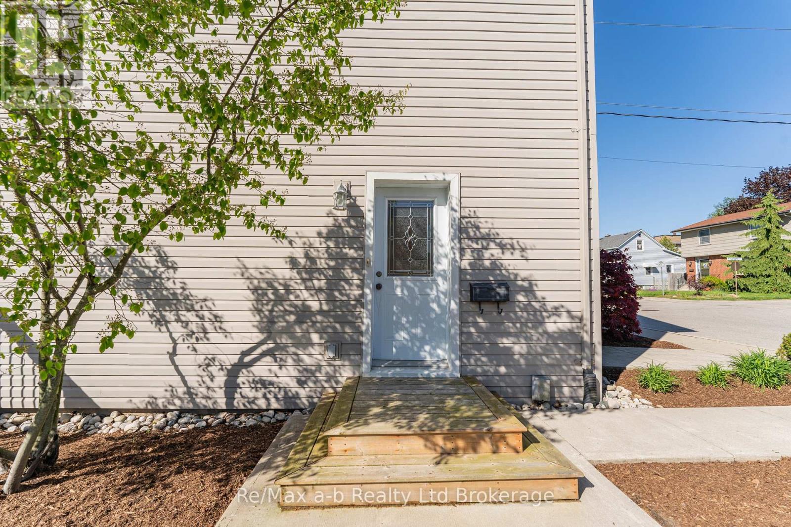49 Brock Street W, Tillsonburg, Ontario  N4G 2A4 - Photo 9 - X12049941