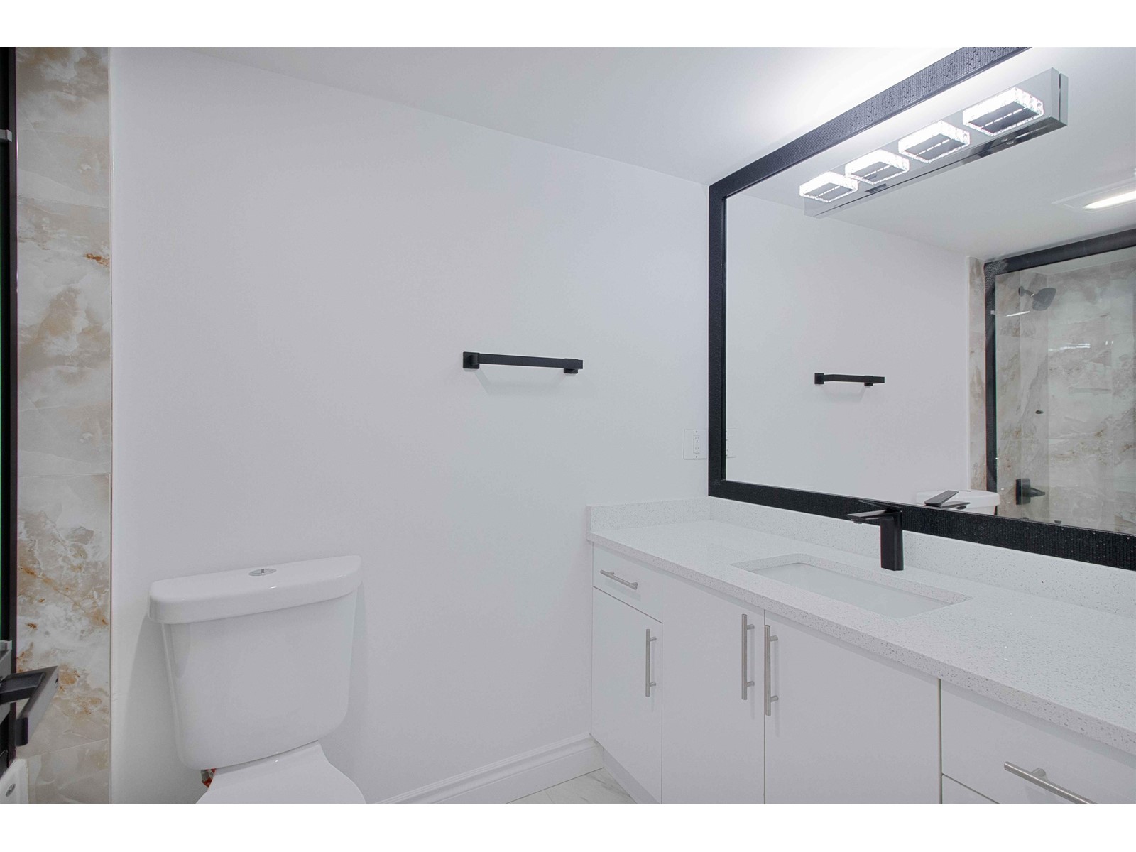 205 1331 Fir Street, White Rock, British Columbia  V4B 4B3 - Photo 7 - R2981872