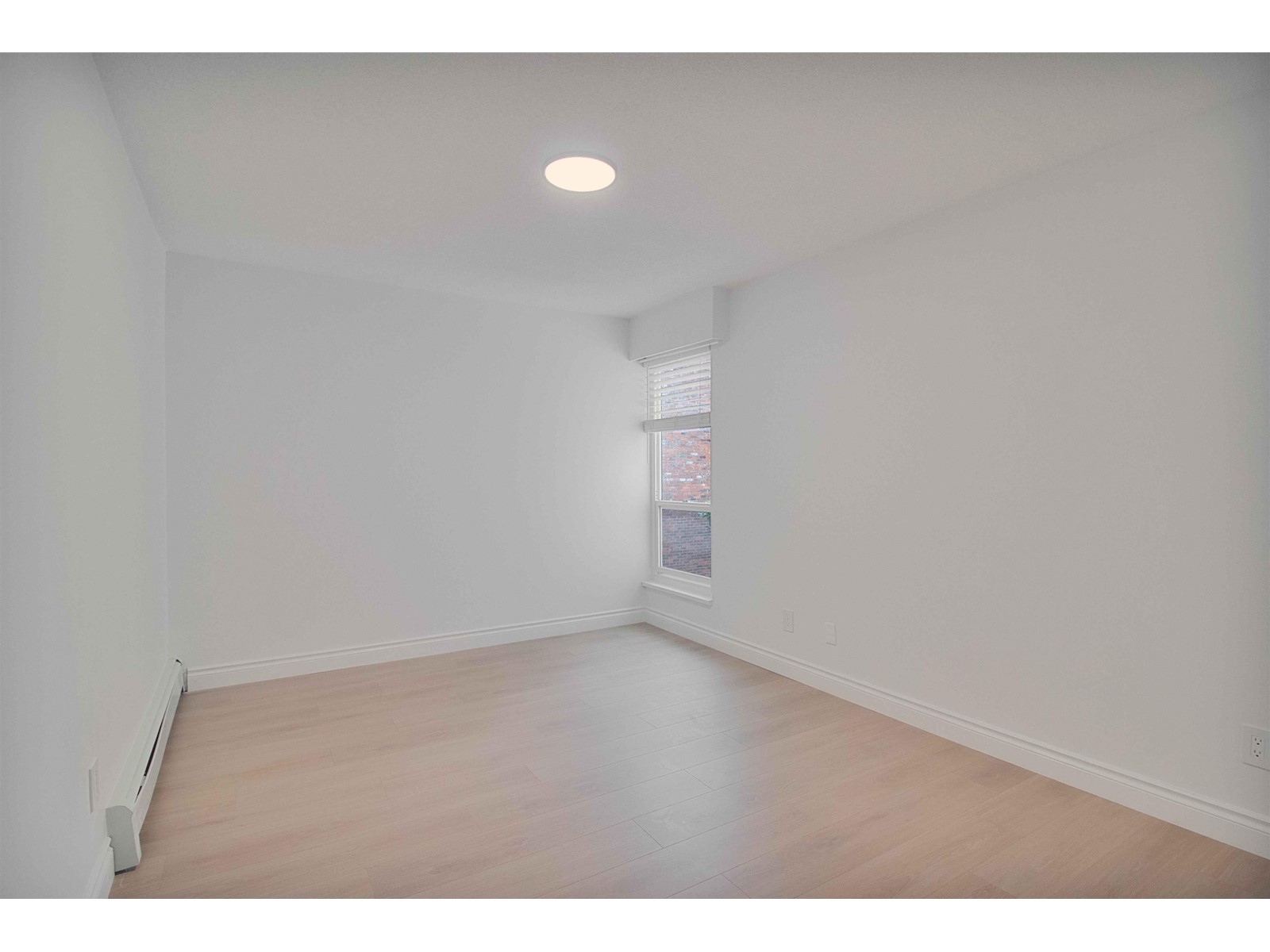 205 1331 Fir Street, White Rock, British Columbia  V4B 4B3 - Photo 8 - R2981872