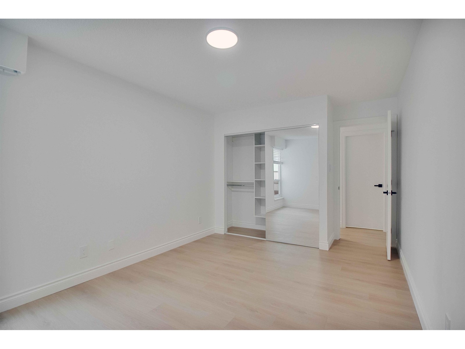 205 1331 Fir Street, White Rock, British Columbia  V4B 4B3 - Photo 9 - R2981872