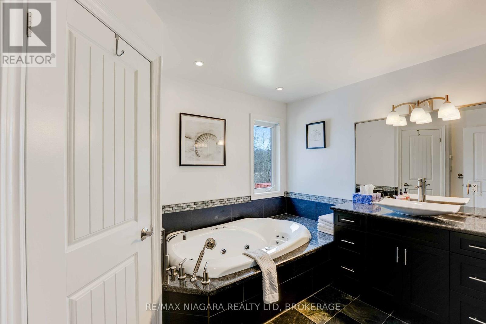 9559 Lincoln Street, Niagara Falls (Schisler), Ontario  L3B 5N7 - Photo 43 - X12050077