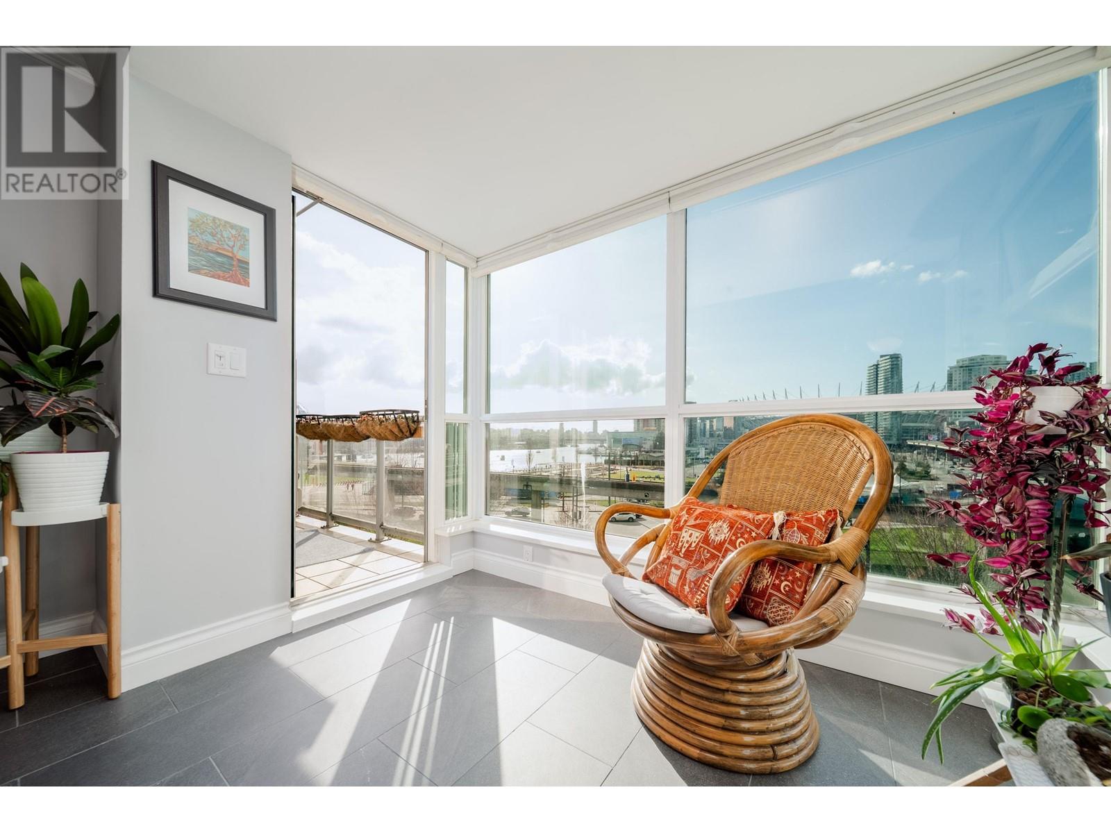 Listing Picture 2 of 33 : 508 125 MILROSS AVENUE, Vancouver / 溫哥華 - 魯藝地產 Yvonne Lu Group - MLS Medallion Club Member