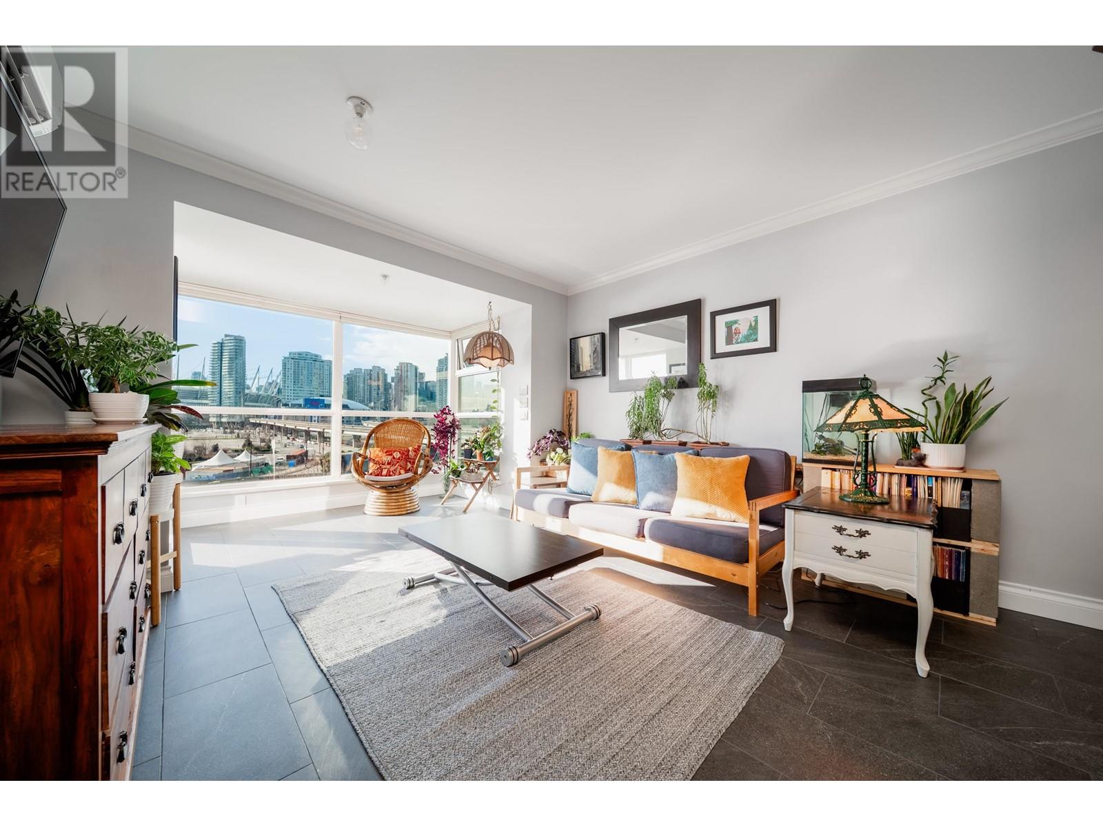 Listing Picture 5 of 33 : 508 125 MILROSS AVENUE, Vancouver / 溫哥華 - 魯藝地產 Yvonne Lu Group - MLS Medallion Club Member