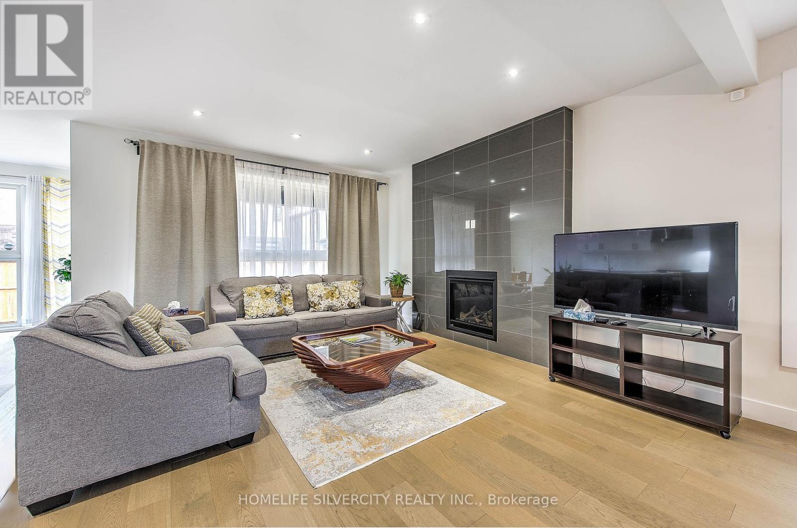 Photo 7 of 40 for 1777 Brayford Avenue