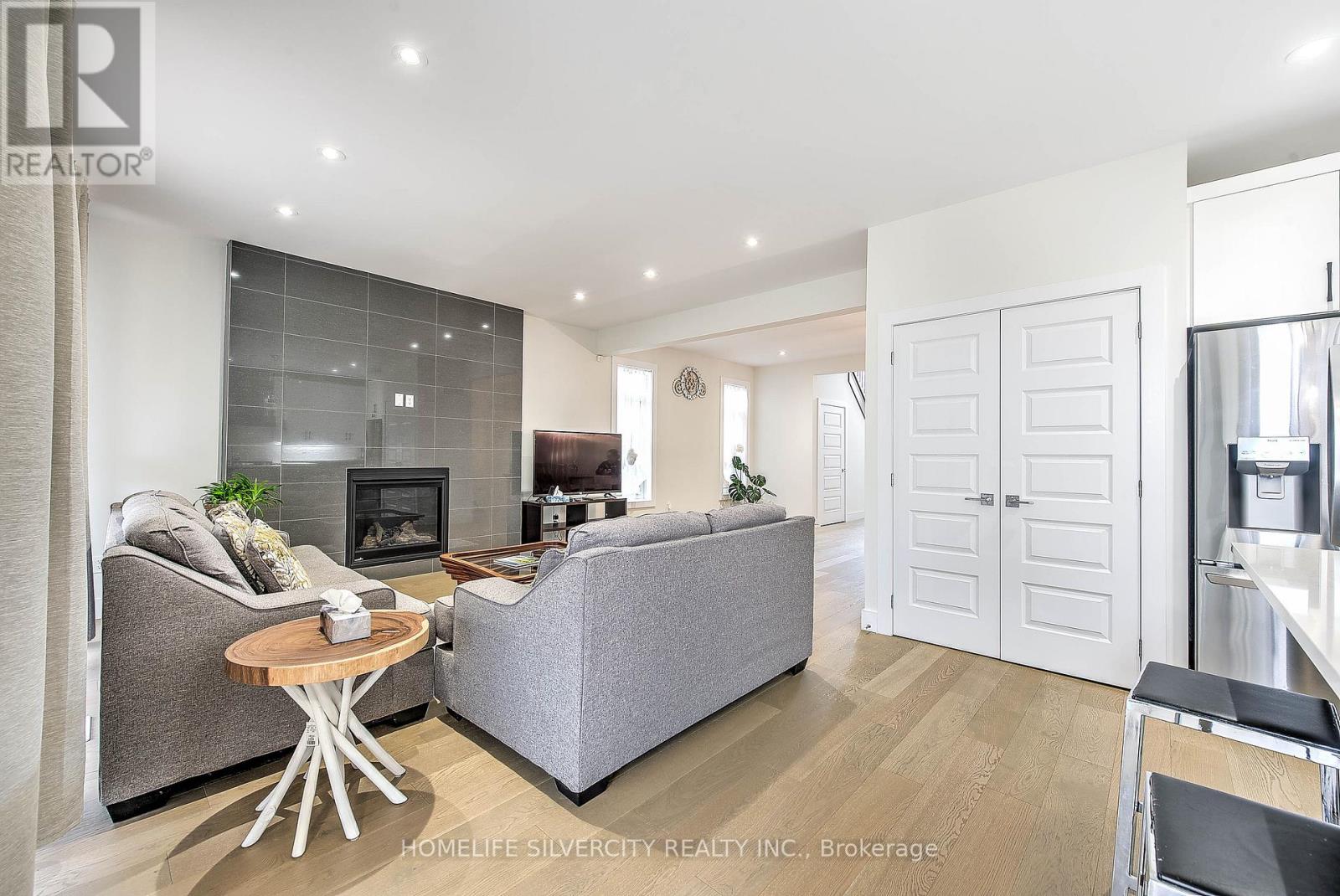 Photo 8 of 40 for 1777 Brayford Avenue