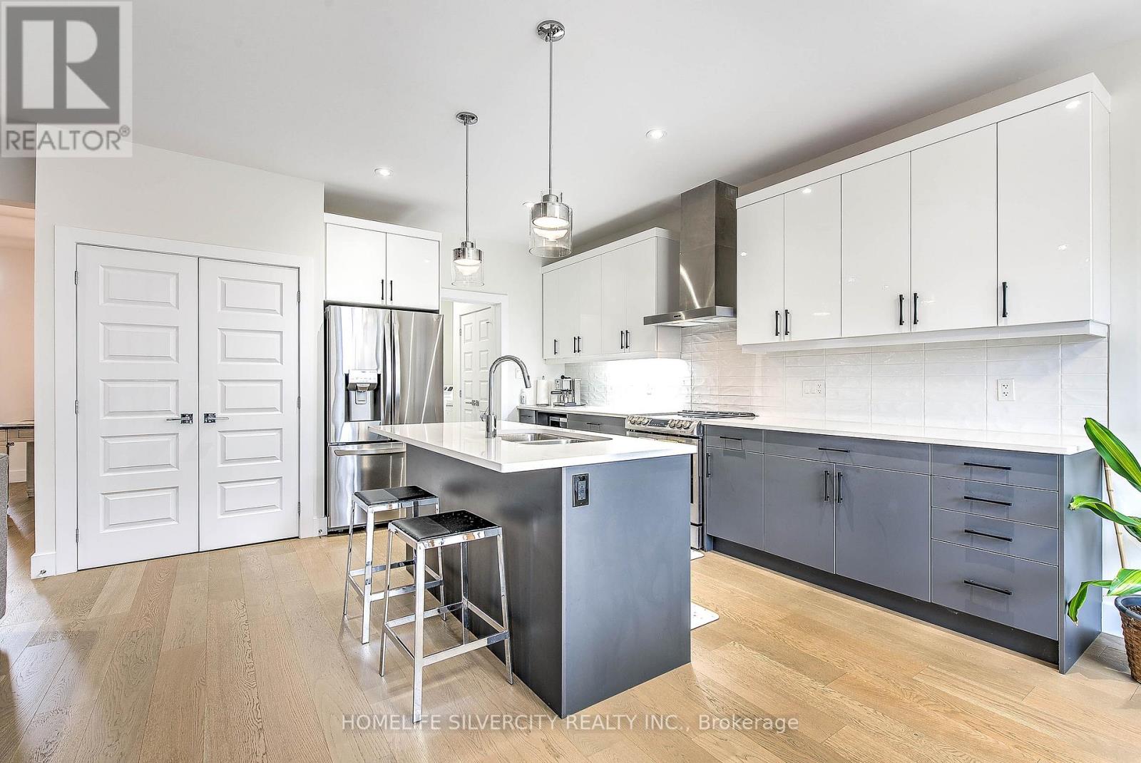Photo 9 of 40 for 1777 Brayford Avenue