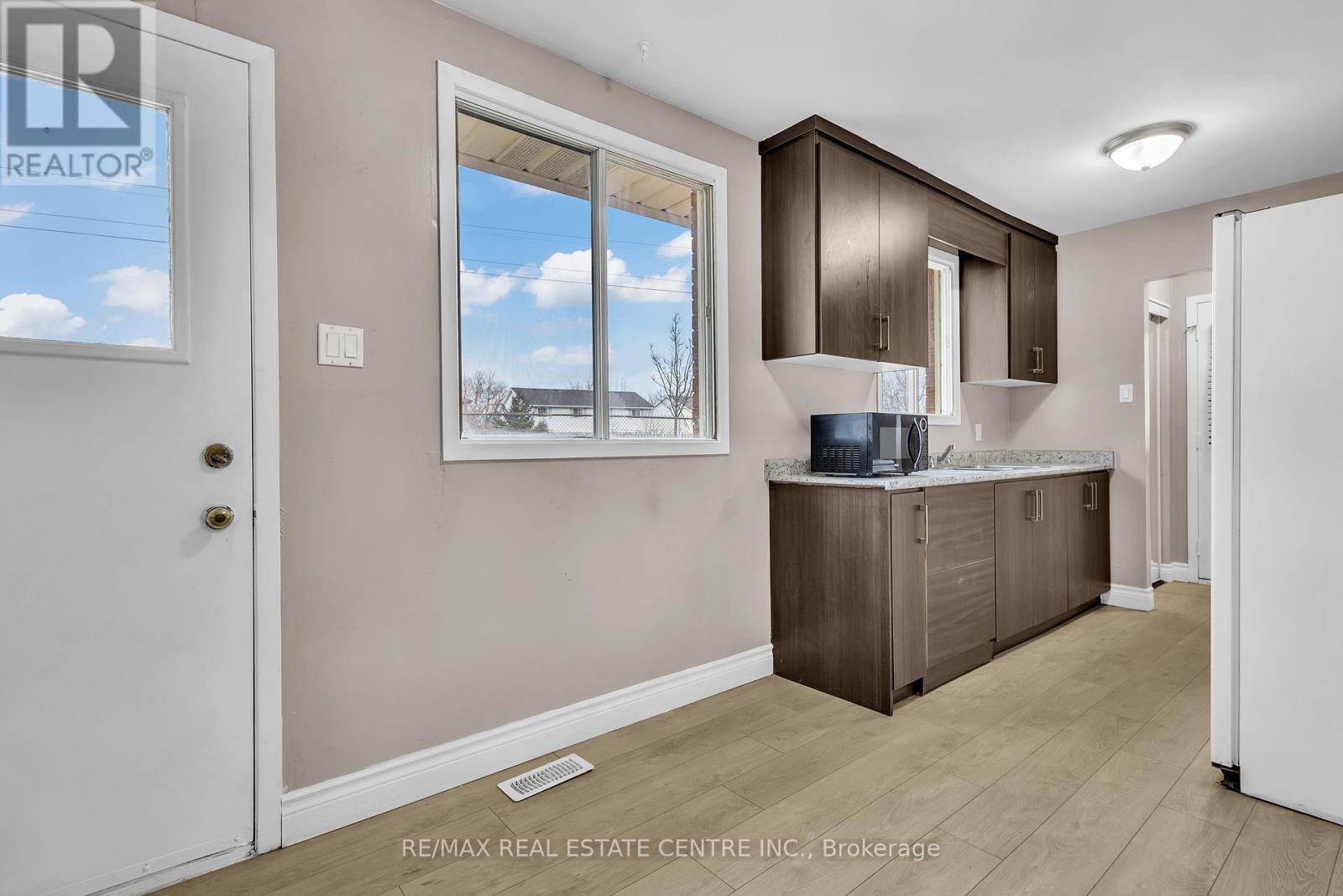 B - 501 Kingscourt Drive, Waterloo, Ontario  N2K 2X9 - Photo 18 - X12050232