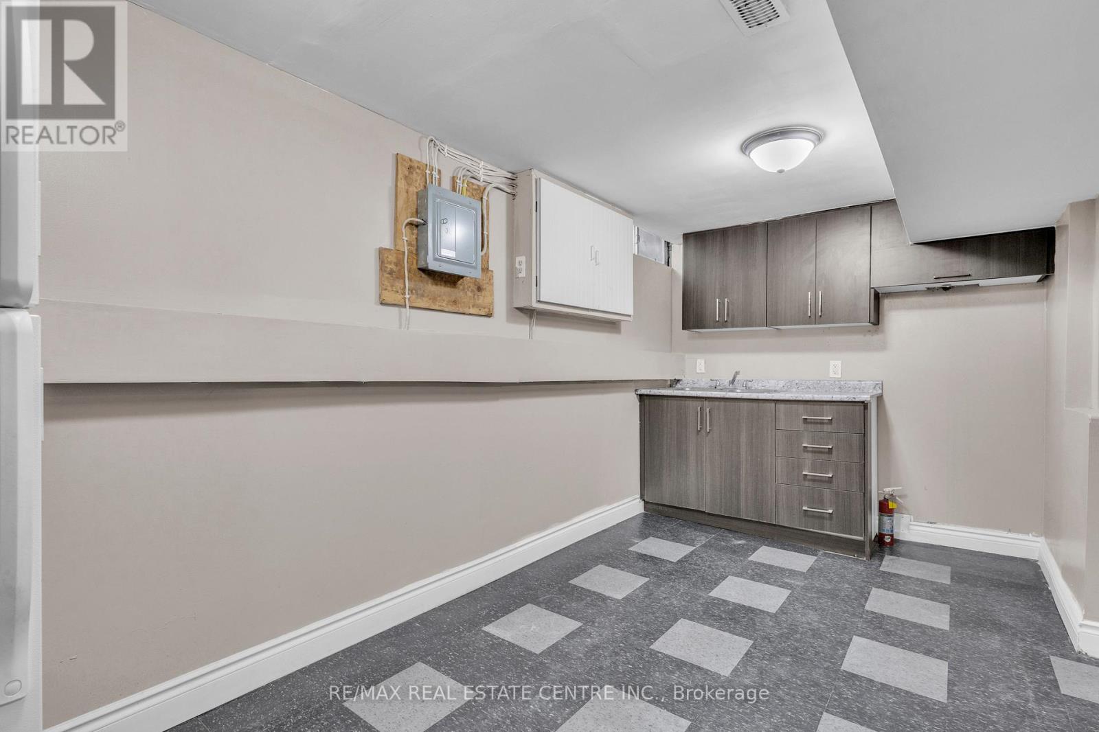 B - 501 Kingscourt Drive, Waterloo, Ontario  N2K 2X9 - Photo 36 - X12050232