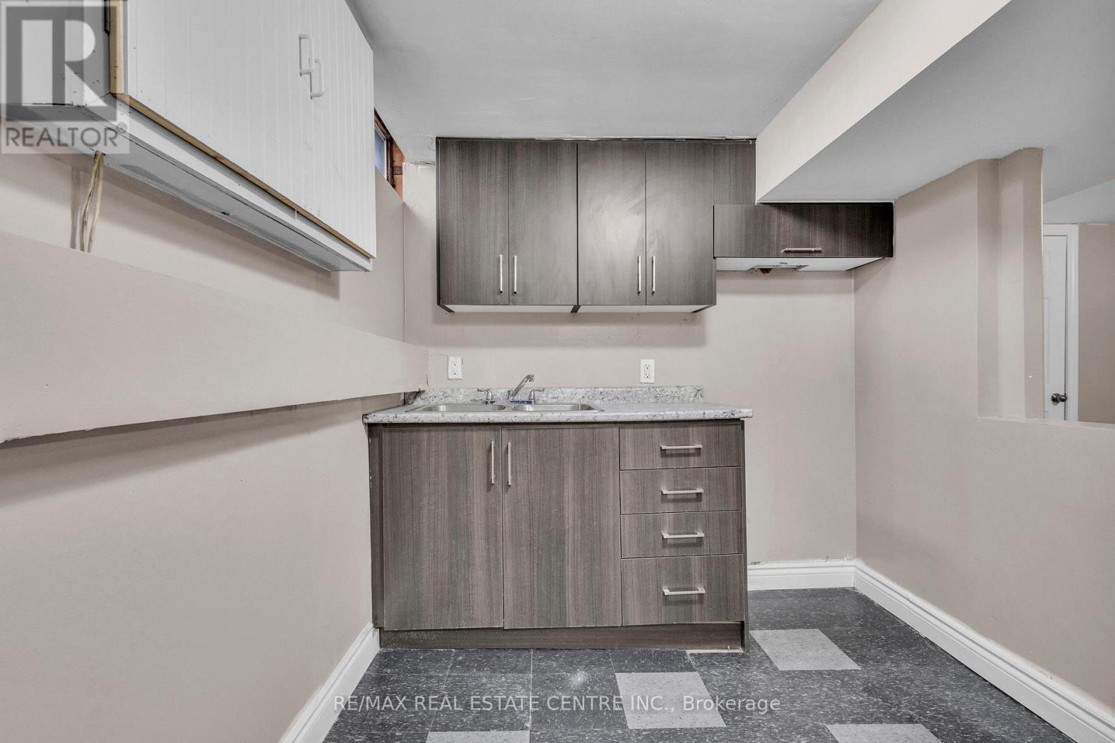 B - 501 Kingscourt Drive, Waterloo, Ontario  N2K 2X9 - Photo 37 - X12050232
