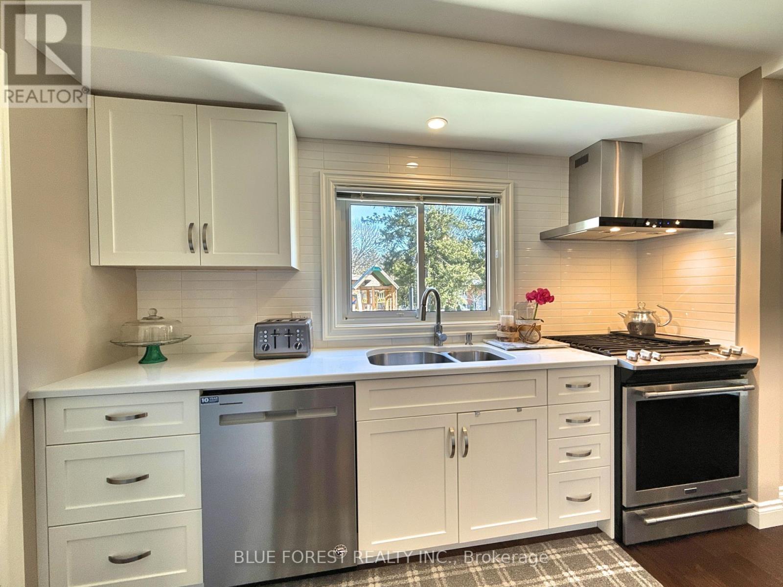 Property at 14 ROCKINGHAM COURT image 5