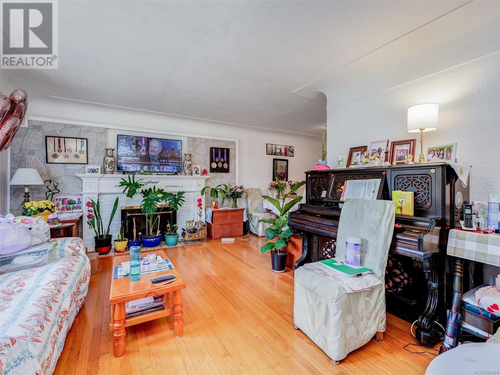 Property at 887 Lampson St image 3