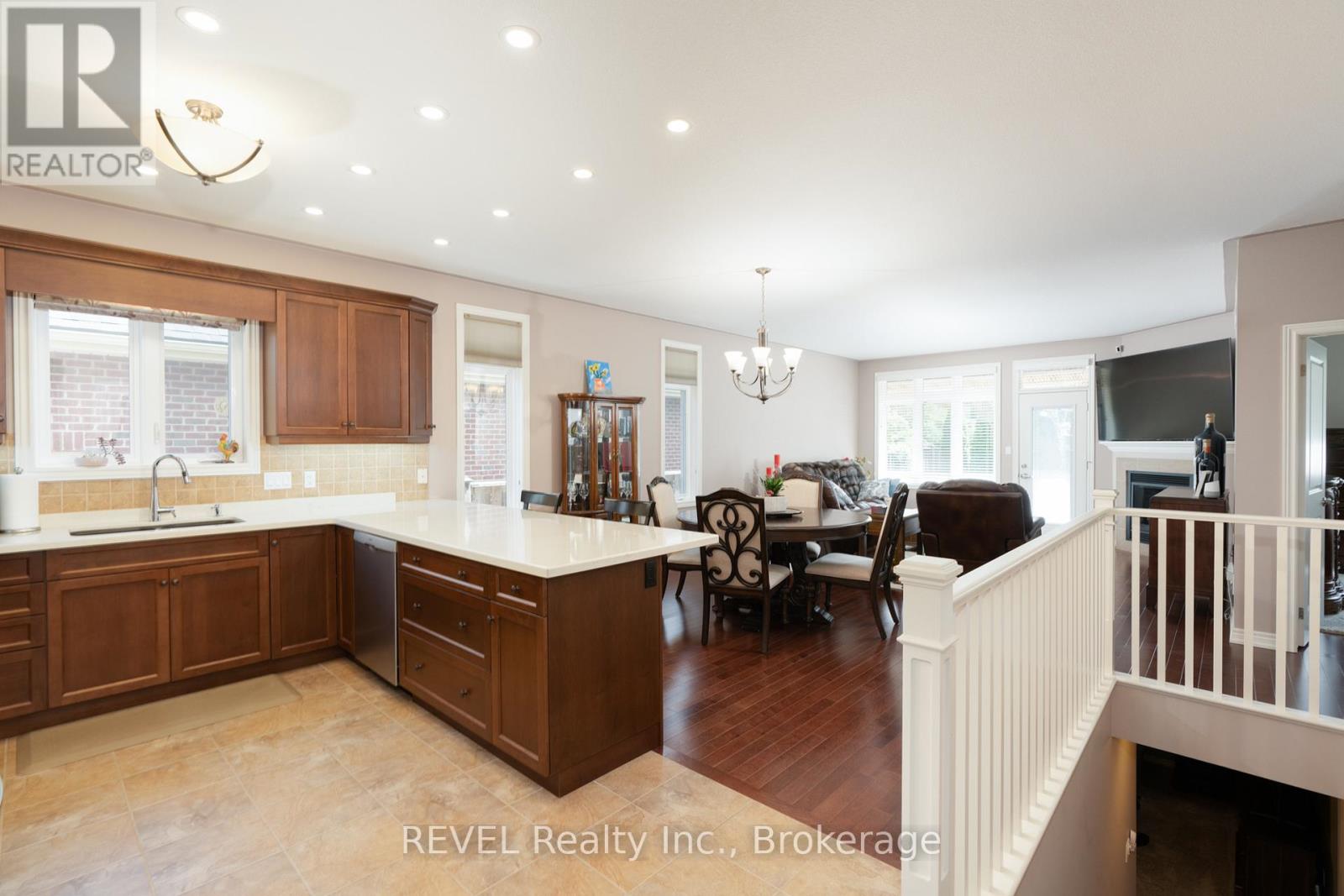 27 Hickory Avenue, Niagara-On-The-Lake, Ontario  L0S 1J1 - Photo 8 - X12050320