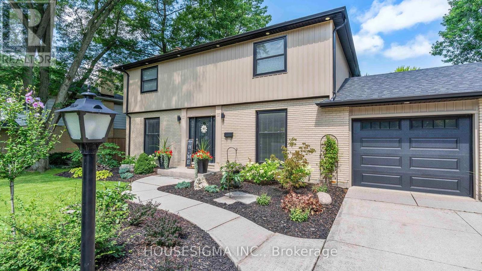 Property at 17 HUNT VILLAGE CRESCENT image 3