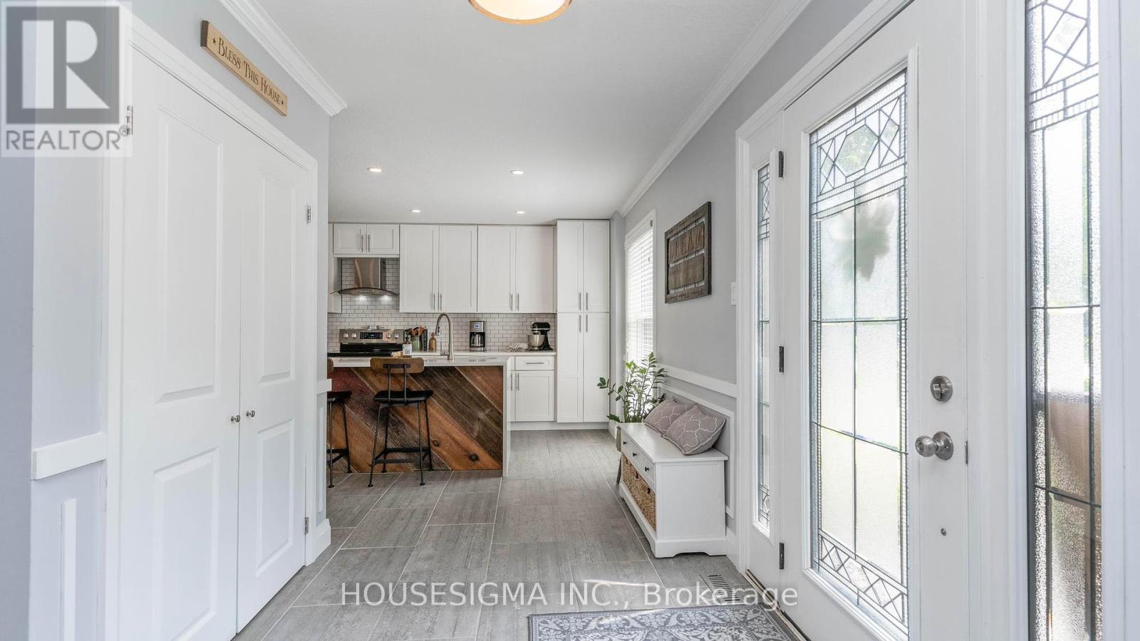 Property at 17 HUNT VILLAGE CRESCENT image 4