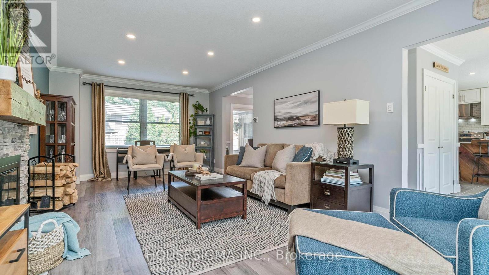 Property at 17 HUNT VILLAGE CRESCENT image 5