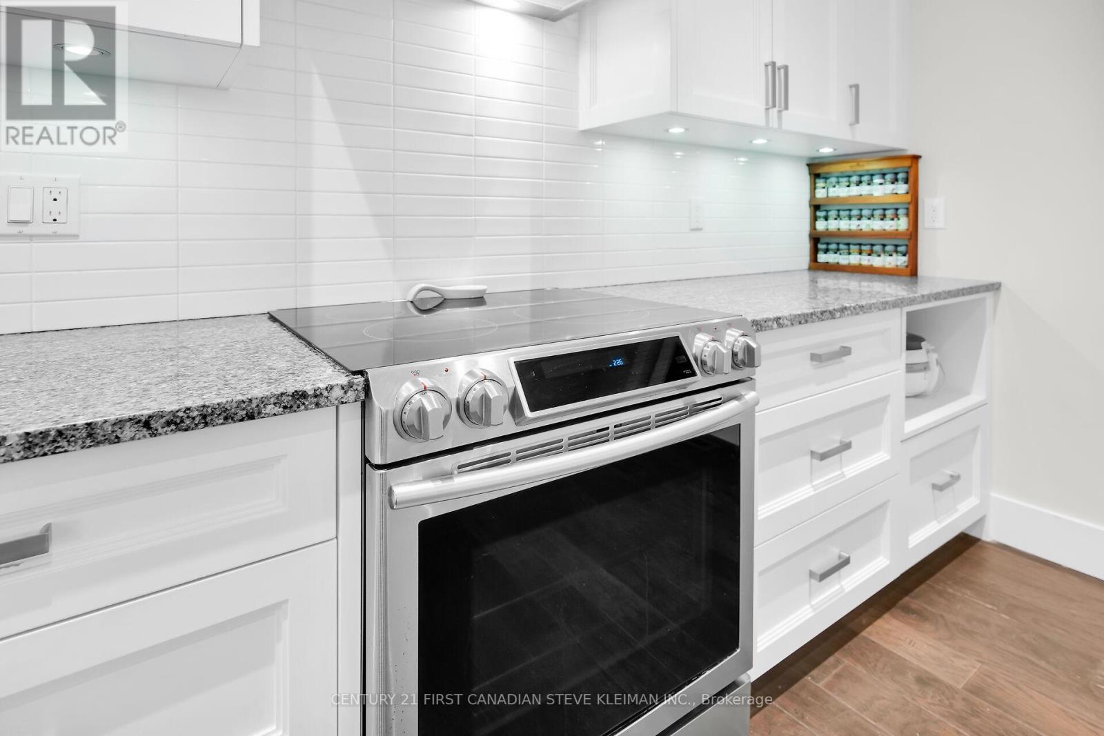 186 Ridout Street S, London South, Ontario  N6C 3X9 - Photo 16 - X12050342