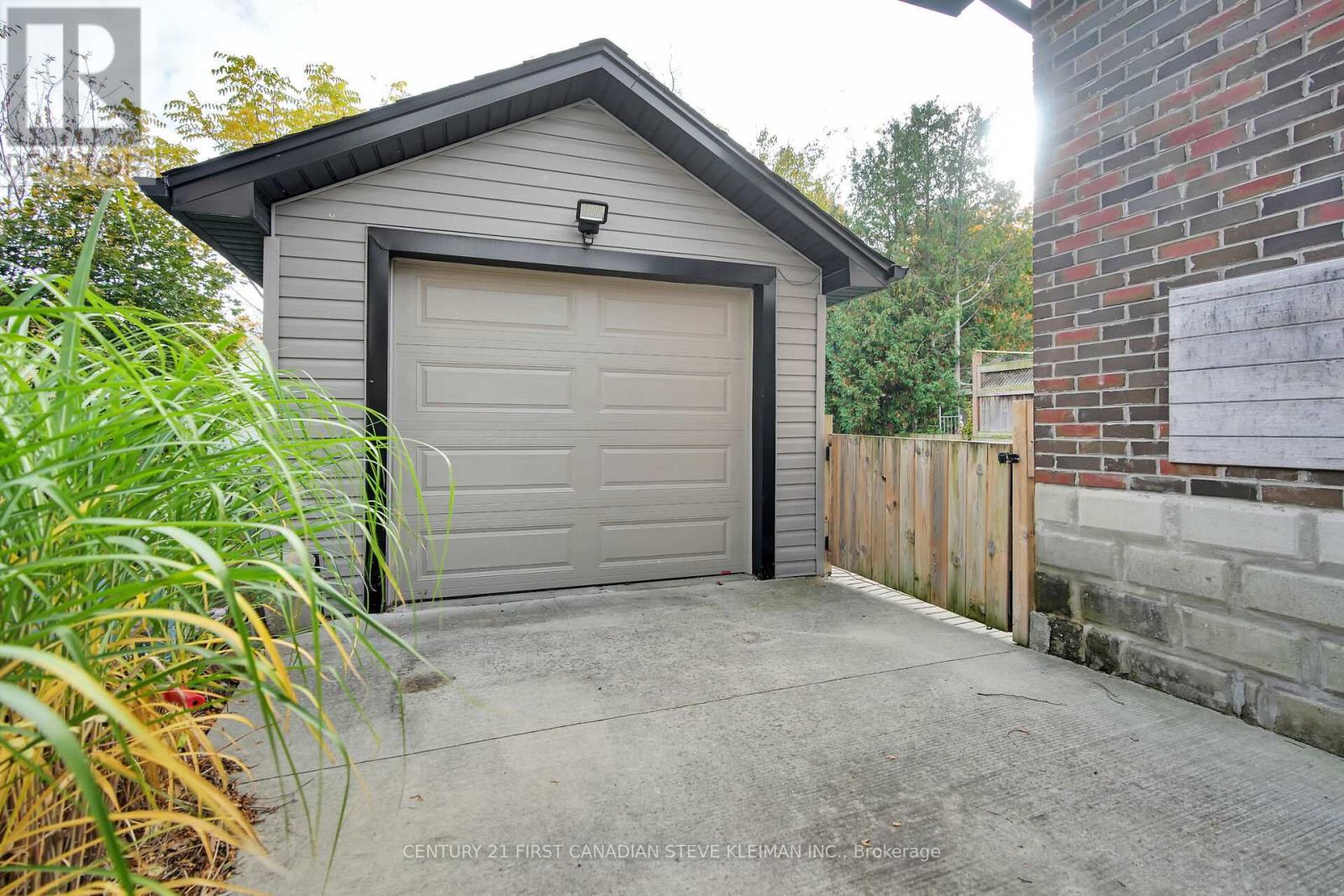 186 Ridout Street S, London South, Ontario  N6C 3X9 - Photo 2 - X12050342