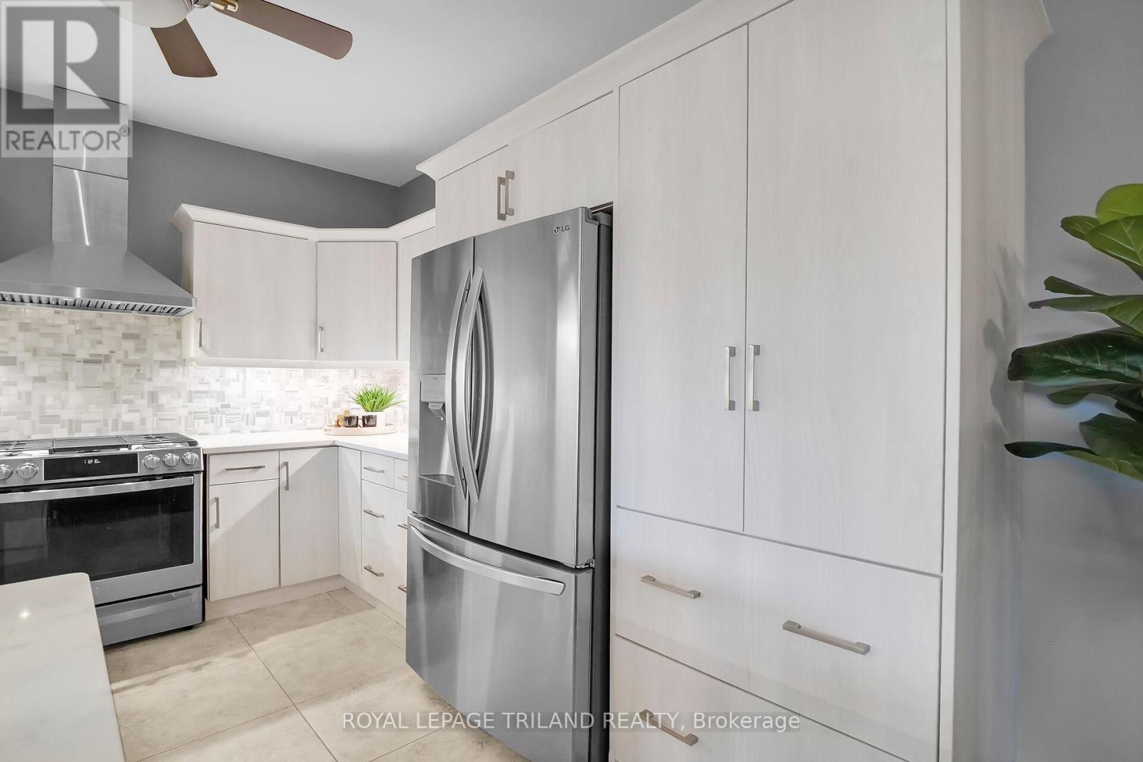 Photo 10 of 41 for 30 - 1555 Highbury Avenue N