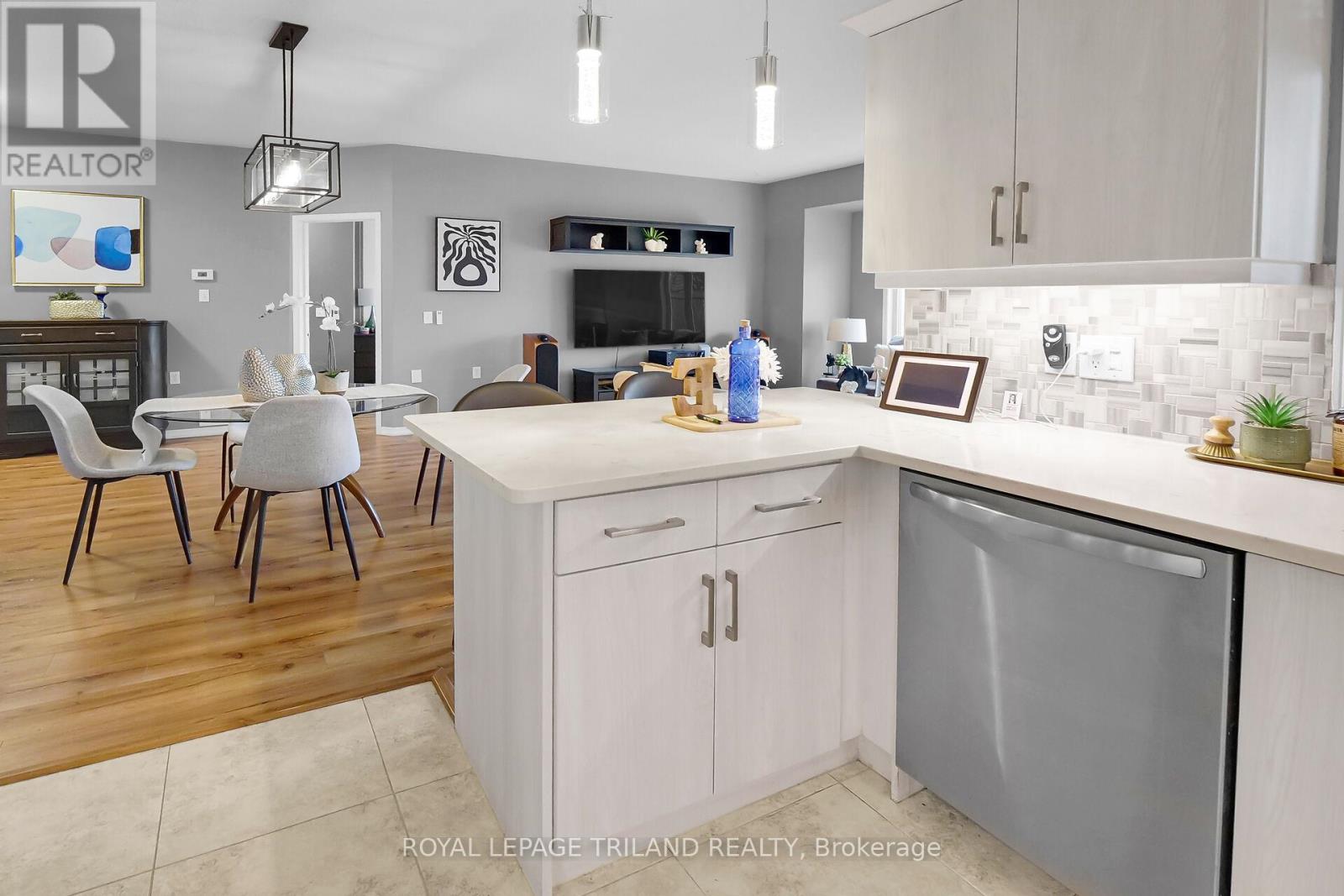 Photo 12 of 41 for 30 - 1555 Highbury Avenue N