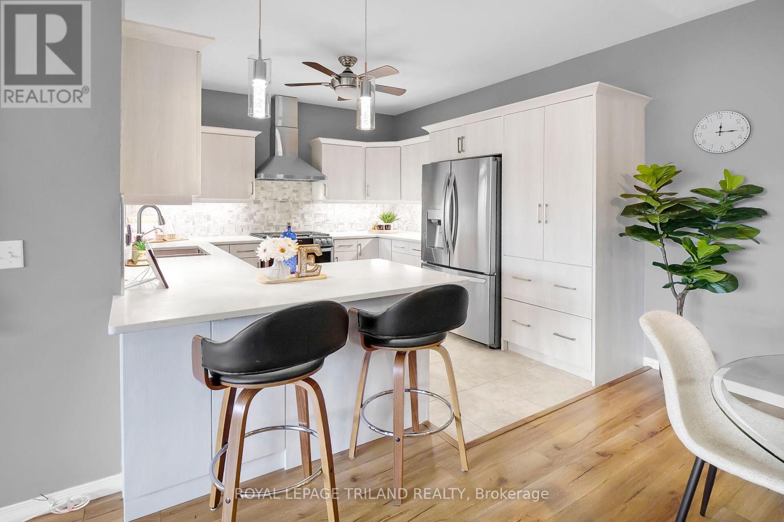 Photo 9 of 41 for 30 - 1555 Highbury Avenue N